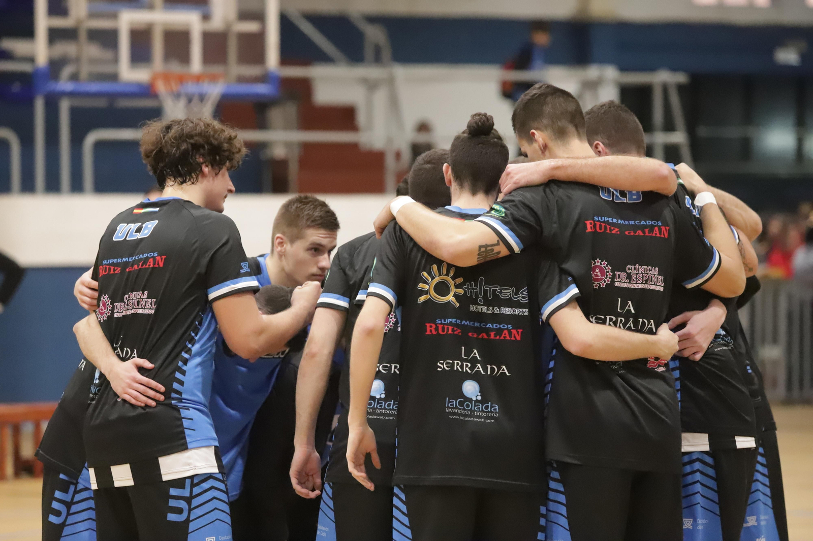 Los jugadores de la ULB hacen piña antes del comienzo del derbi con Udea