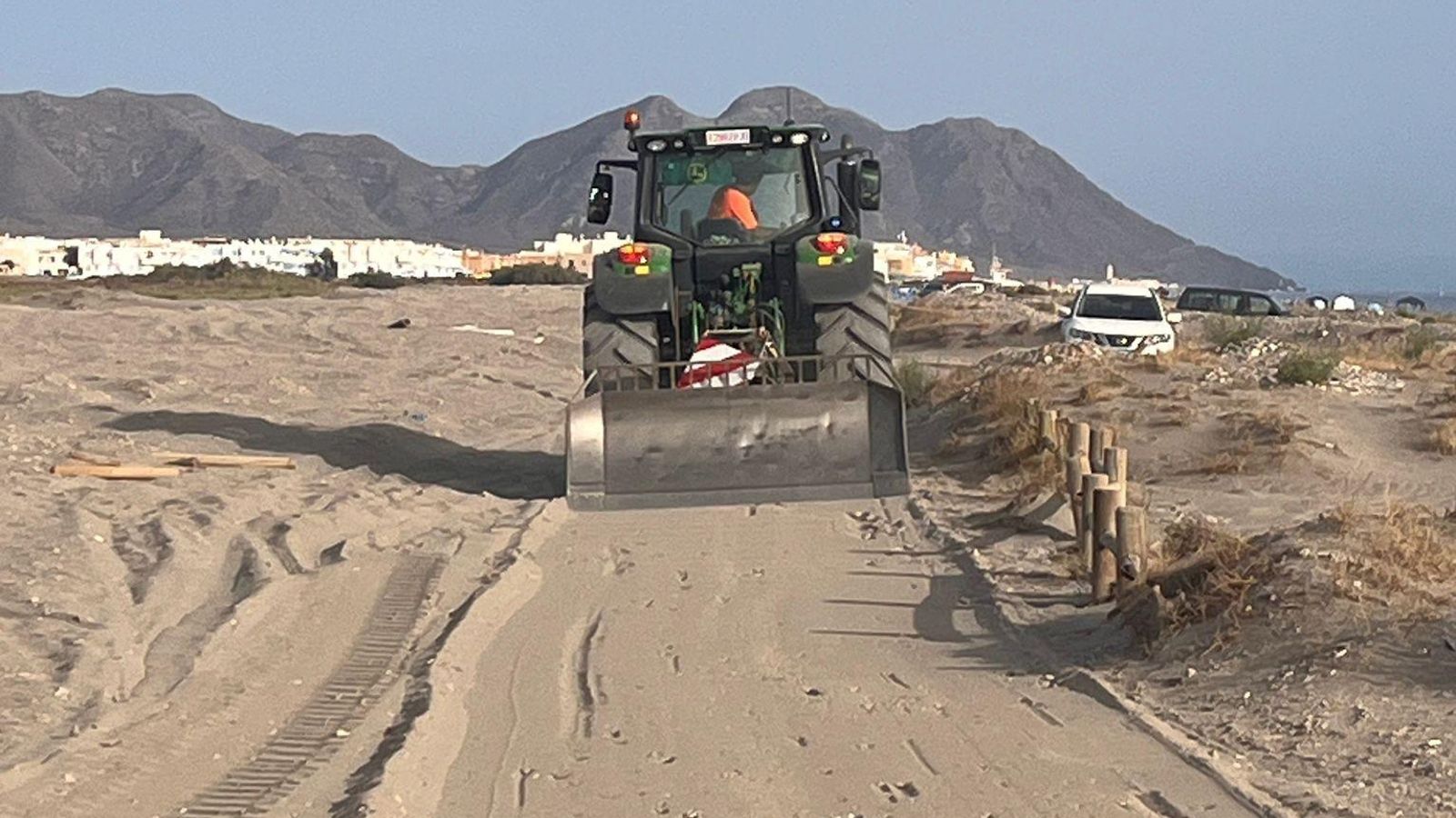 Maquinaria este verano reponiendo el camino de acceso a la playa de El Charco, en Cabo de Gata.