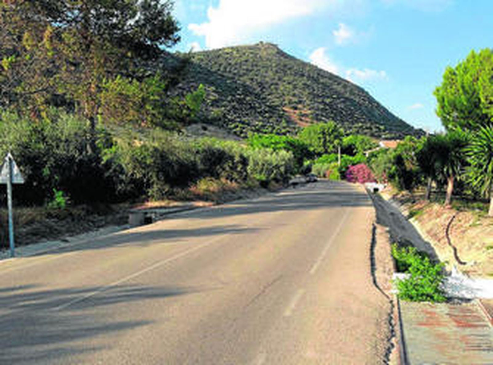 Carretera del Campo de Aras, que da acceso al santuario de la Virgen de Araceli.