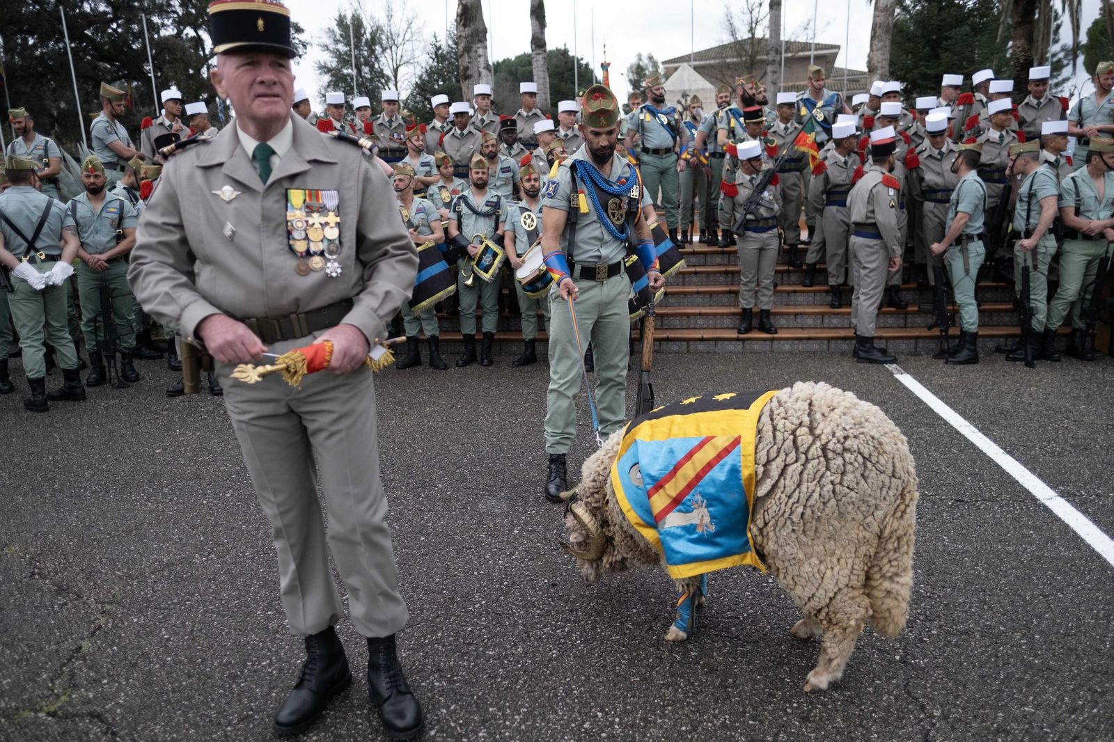 Entrega del 'Képi blanc' a los nuevos efectivos de la Legión Extranjera francesa en Ronda, en imágenes