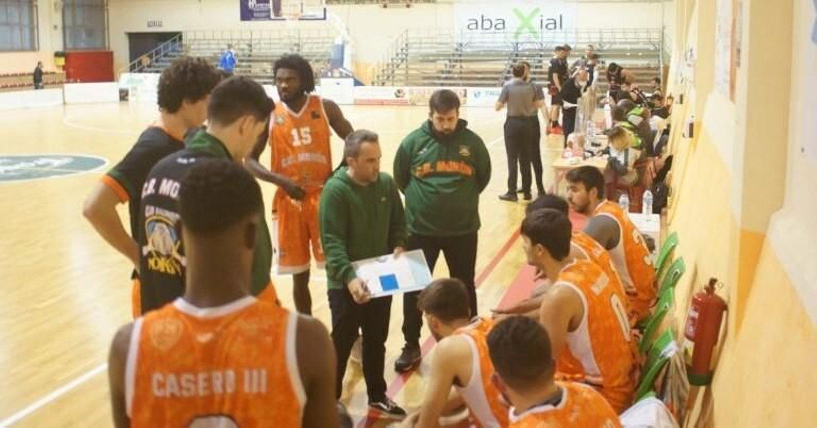 Una imagen de un tiempo muerto en un partido del CB Morón.