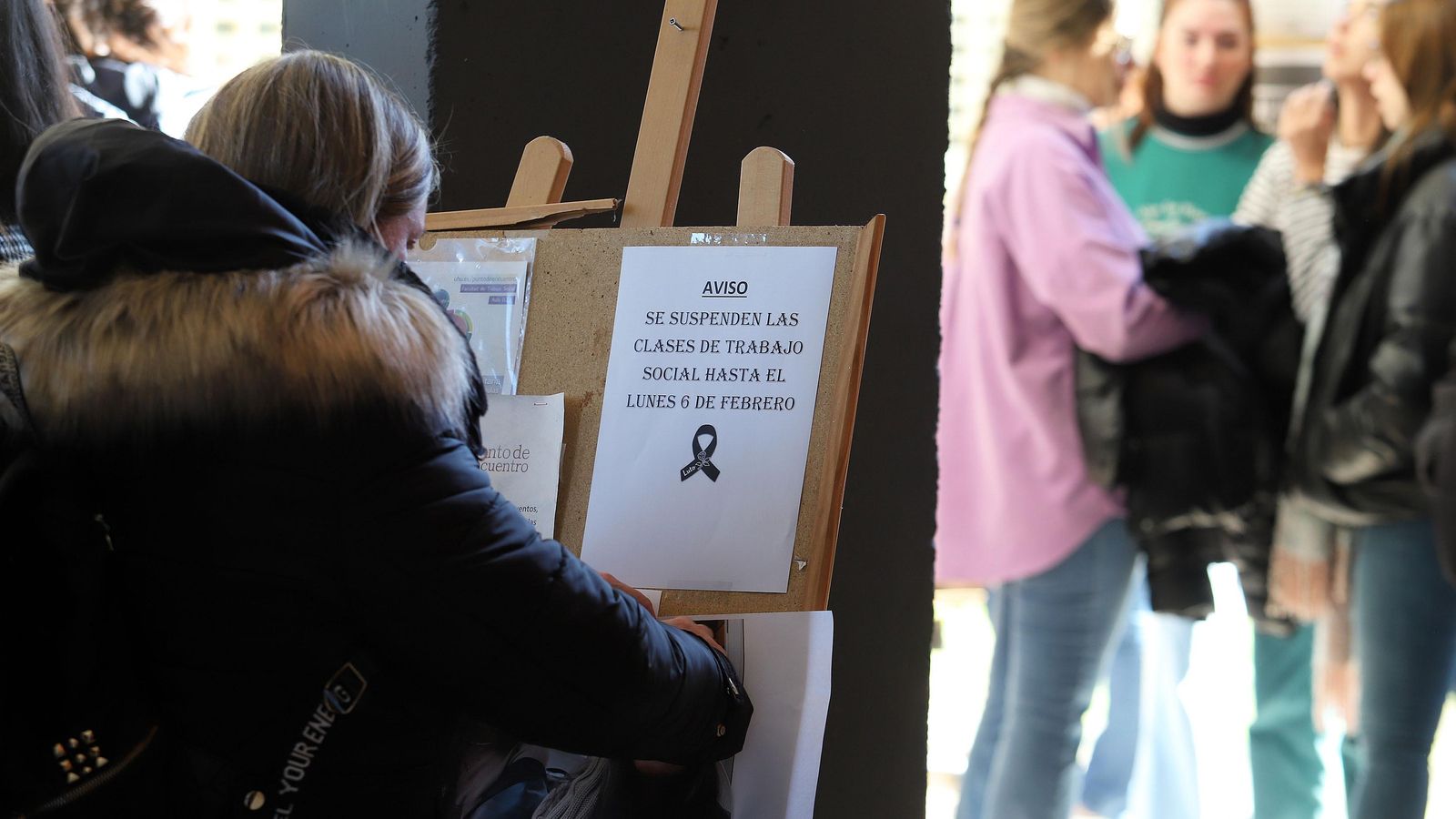 Compañeros y profesores de los estudiantes de Trabajo Social guardan un minuto de silencio en memoria de sus compañeros fallecidos en el incendio, en imágenes