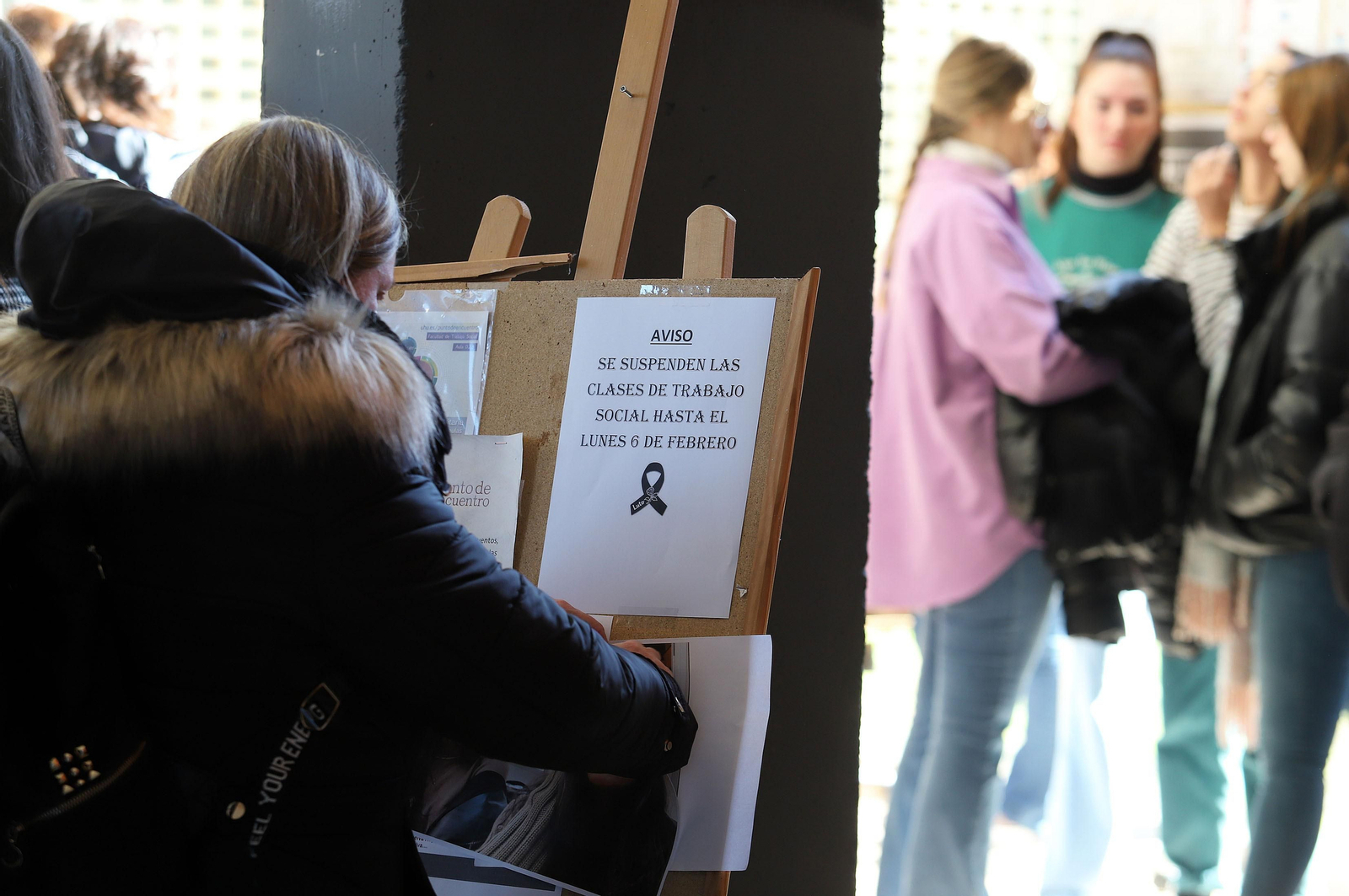 Compañeros y profesores de los estudiantes de Trabajo Social guardan un minuto de silencio en memoria de sus compañeros fallecidos en el incendio, en imágenes