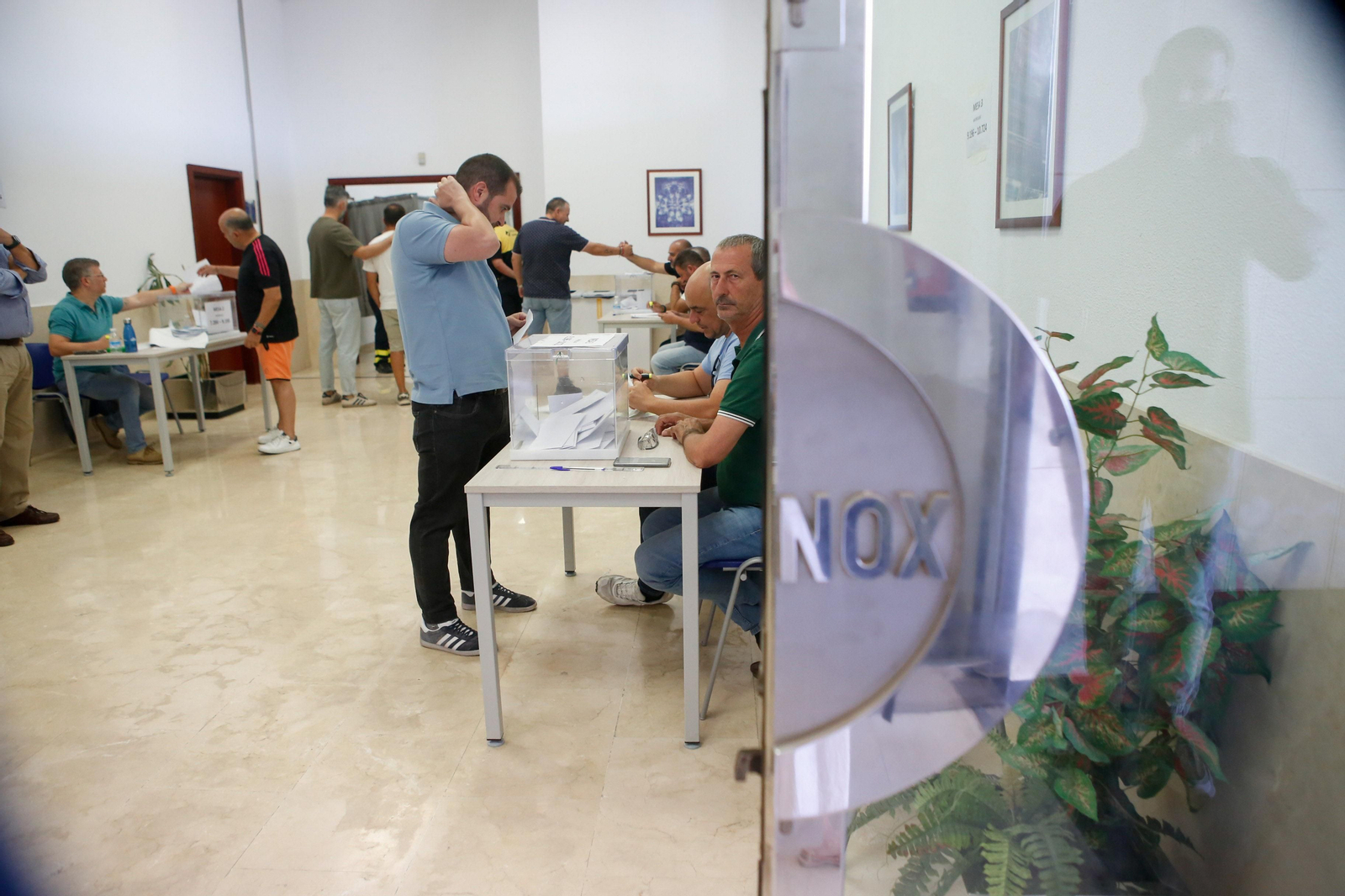 Votación de los trabajadores de Acerinox a la última propuesta presentada sobre el convenio, en imágenes