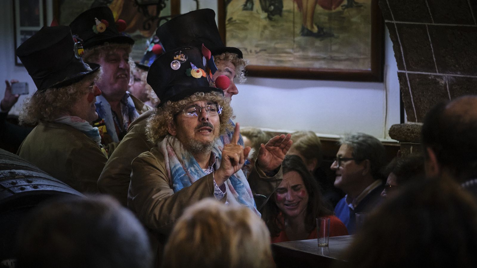 El coro de Luis Frade cantando en 'La Manzanilla'