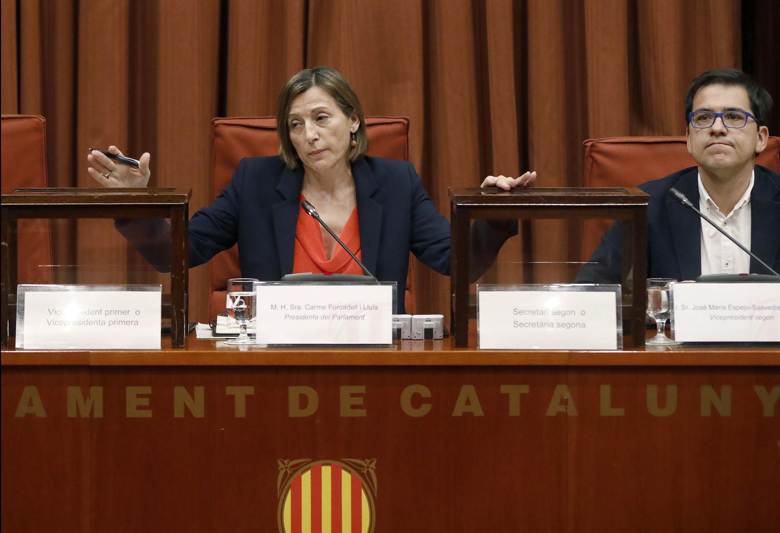 Carme Forcadell, presidenta del 'Parlament', extiende los brazos ayer durante una votación en la Cámara catalana.