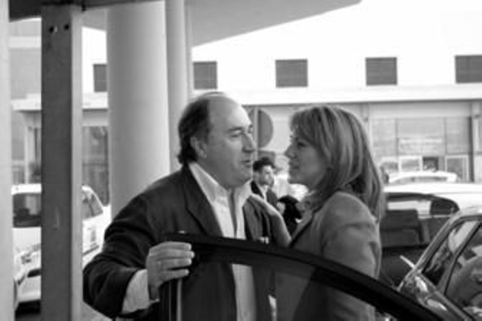 Landaluce y De Cospedal se saludan en su llegada al puerto.