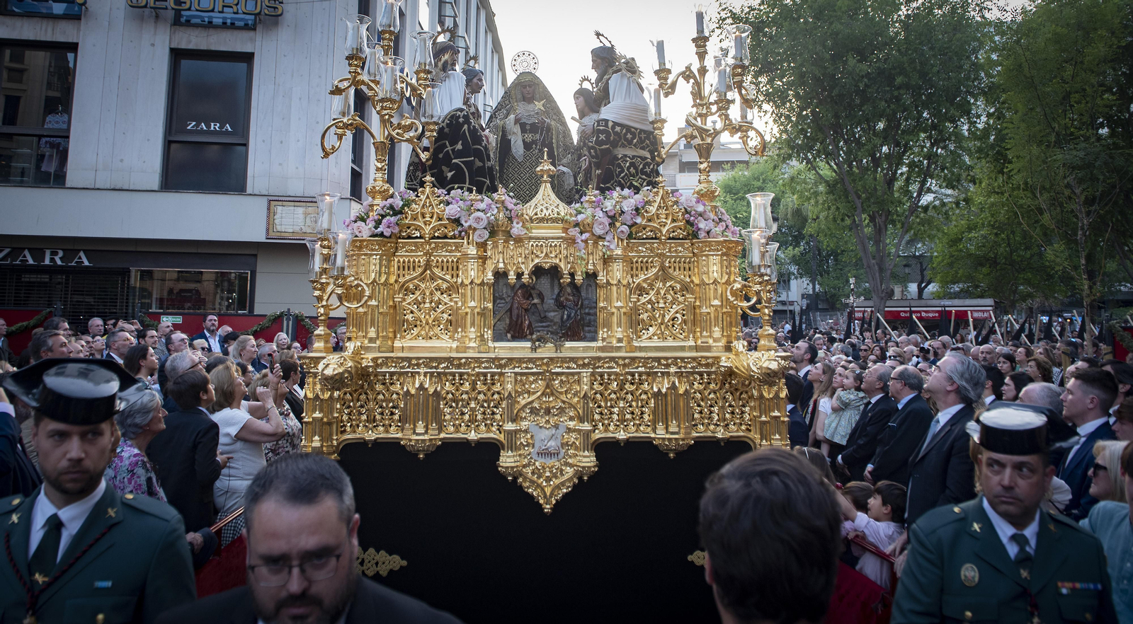 Las imágenes del Santo Entierro Grande por la Campana