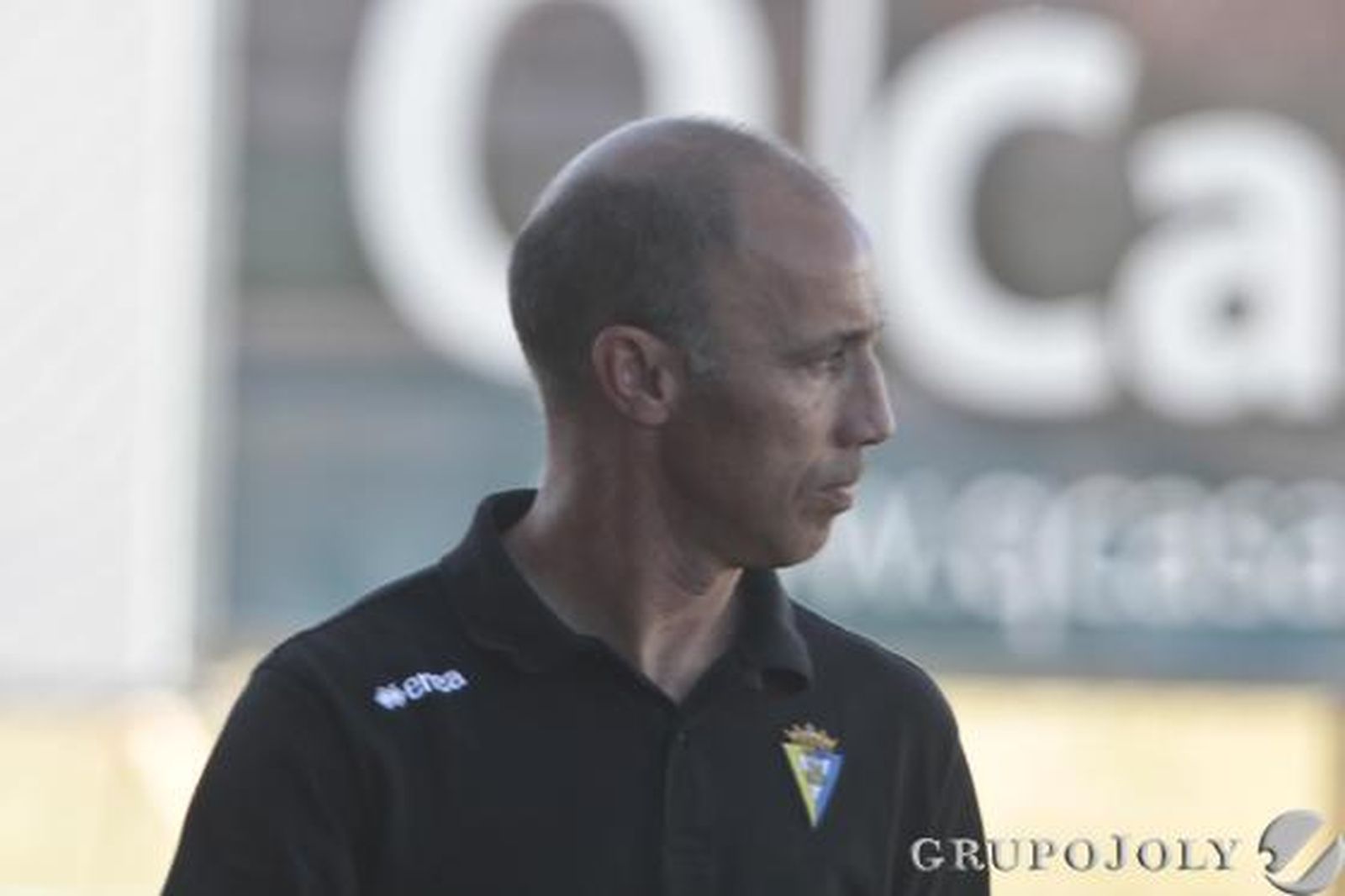 Calderón, con gesto serio en la banda. 

Foto: LOF