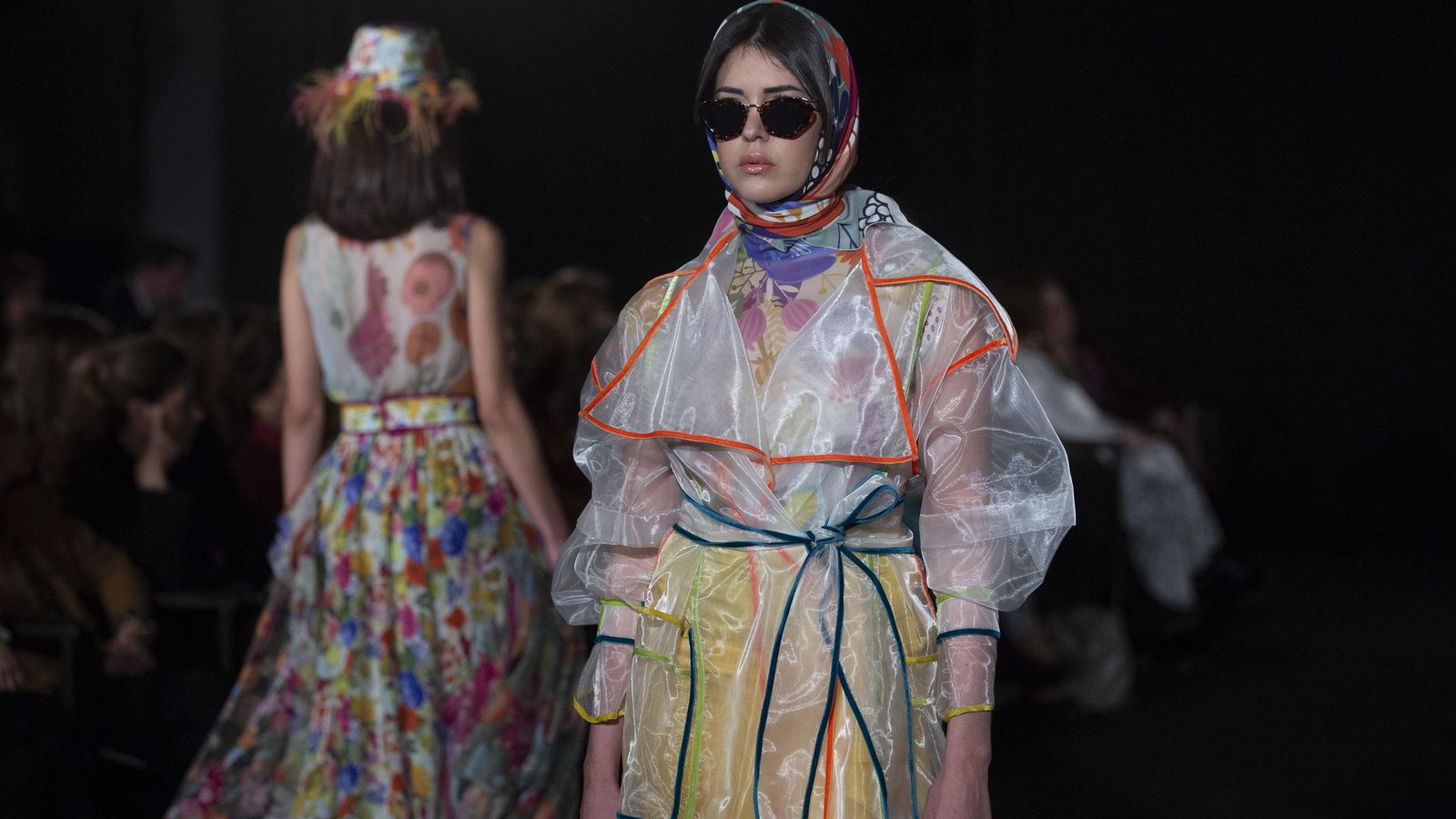 Tejidos tecnológicos se aprecian en los diseños de la colección de Victorio & Lucchino.