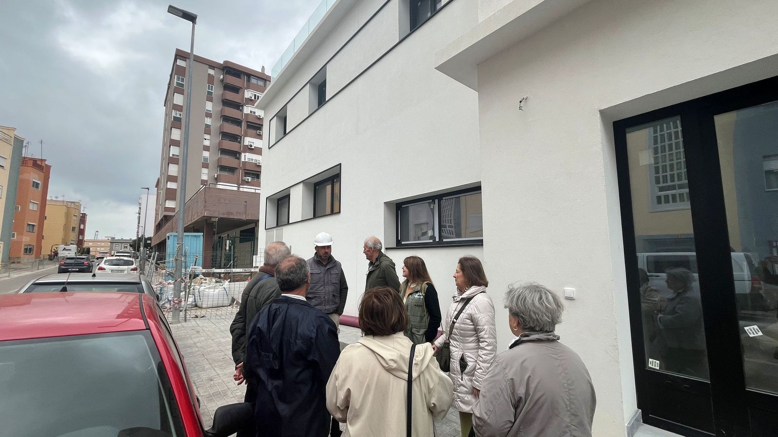 Reunión de obra frente al nuevo edificio.