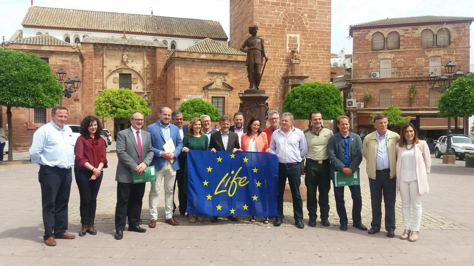 El consejero José Fiscal, con la alcaldesa, Ana María Romero, instituciones y representantes de colectivos.