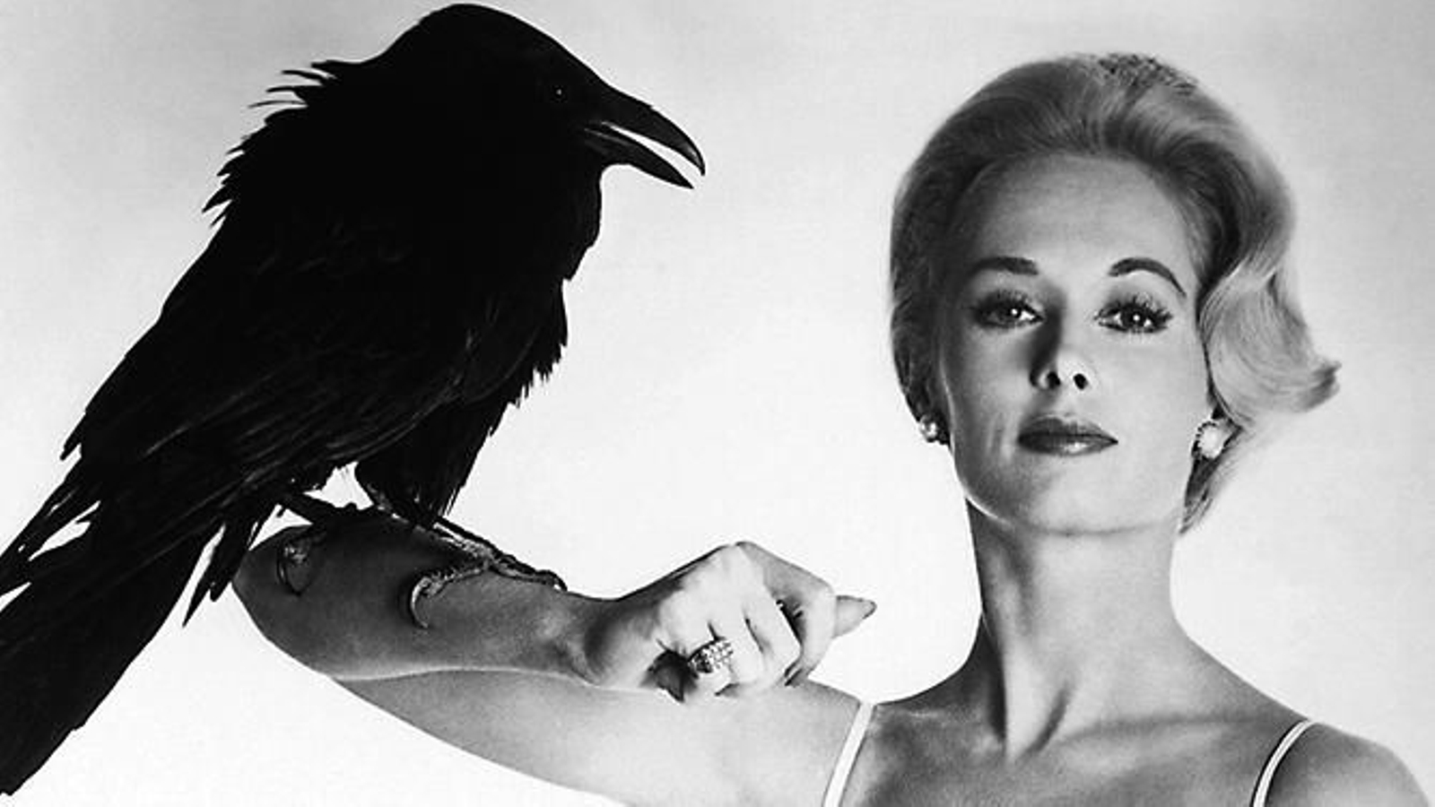 Tippi Hedren, protagonista de “Los pájaros”, posa con un cuervo