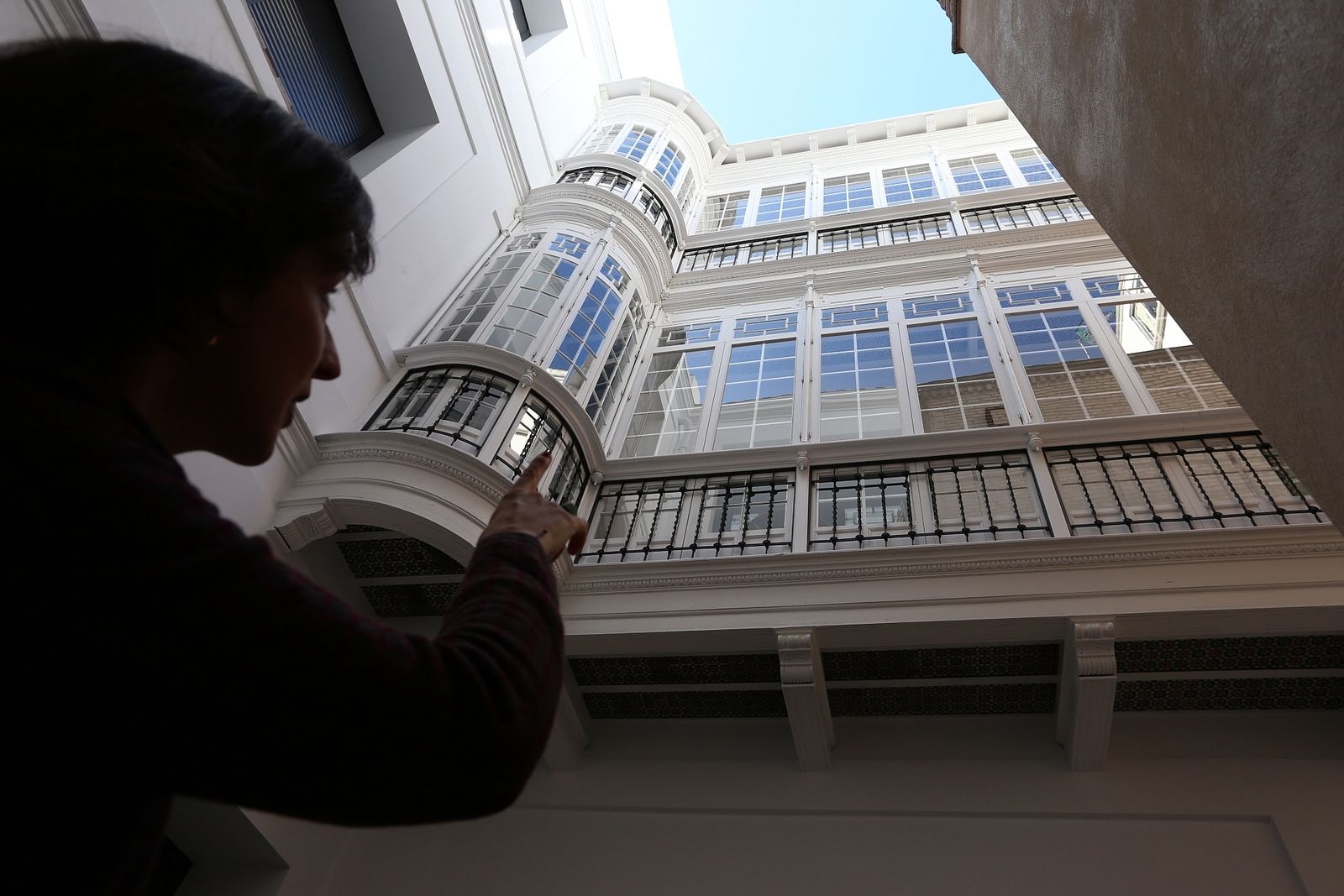 1. Uno de los patios interiores donde se observan las galerías con ventanales y cierres tradicionales. 2. La directora del establecimiento hotelero Rocío Ustarán.     3. Zona común decorada, entre otros elementos, con puertas convertidas en mesas.