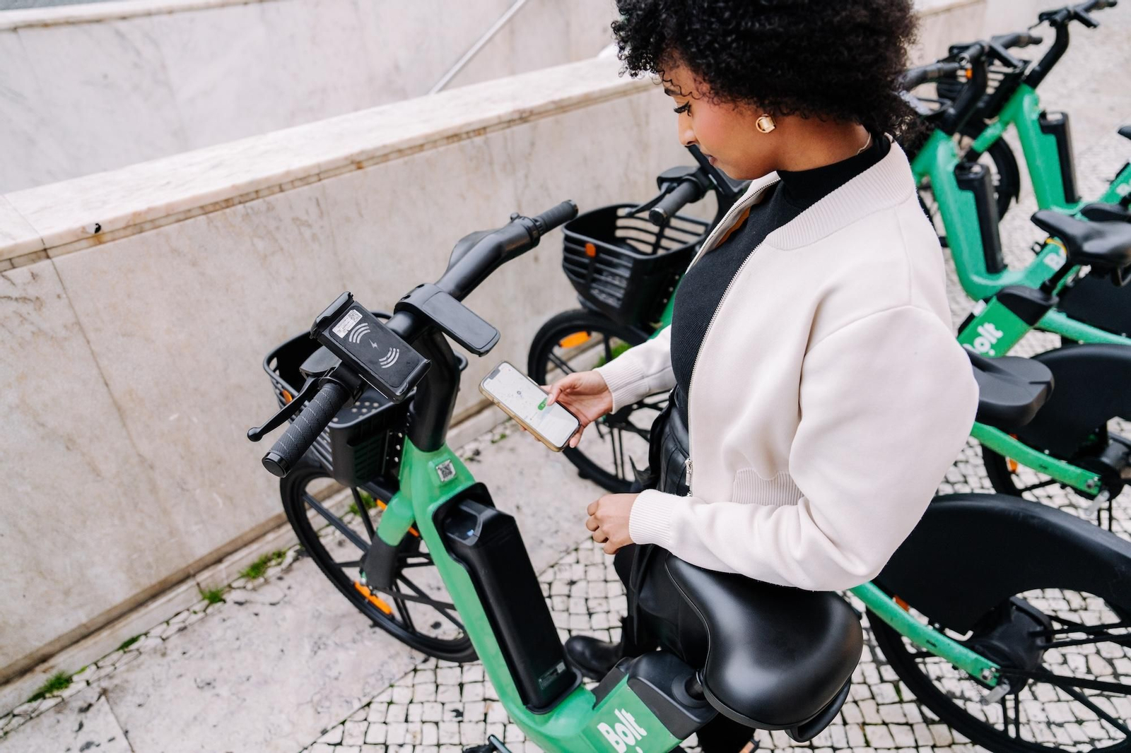Una usuaria con una bicicleta Bolt.