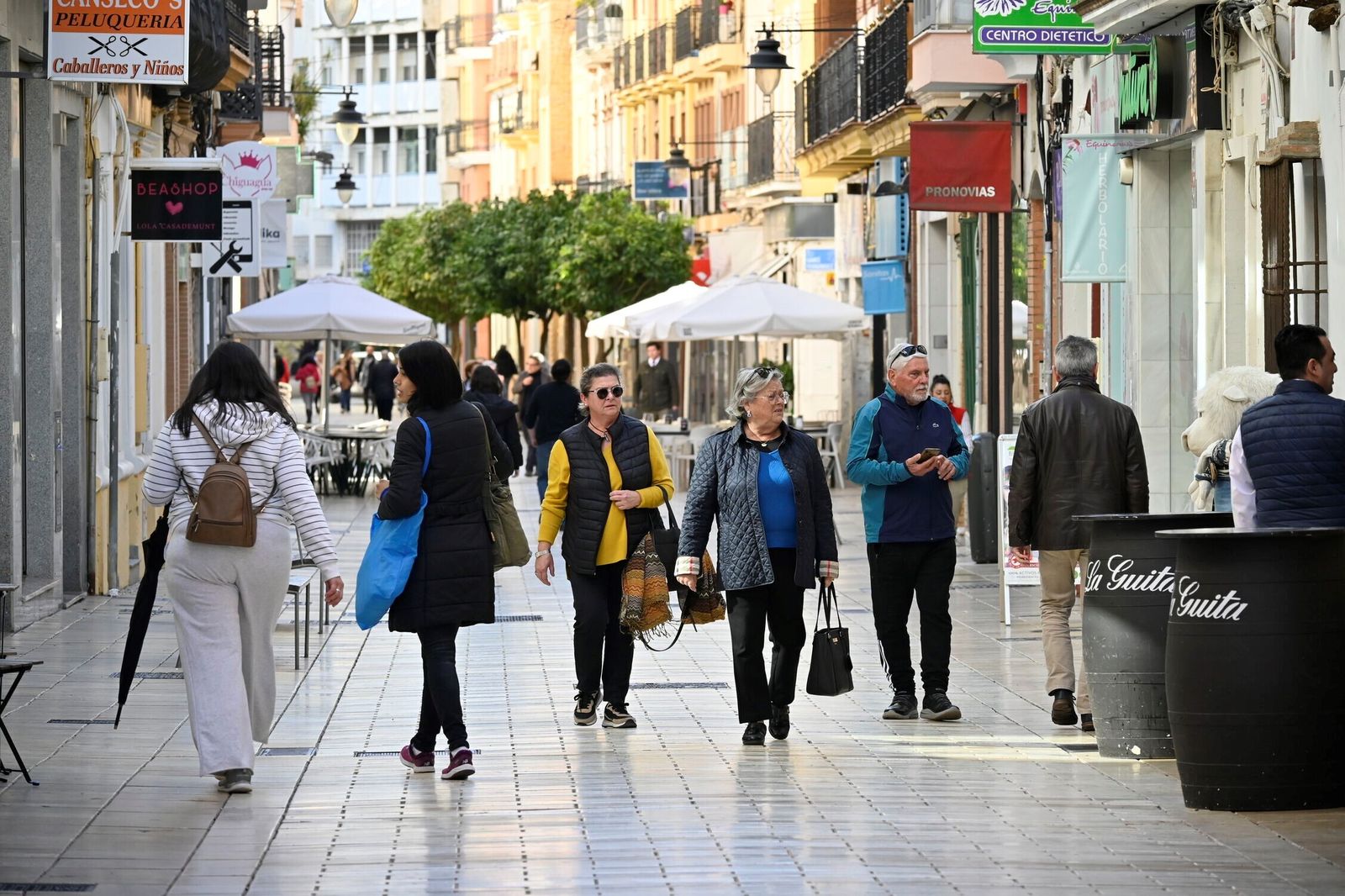 Onubenses y visitantes pasean por las calles del centro