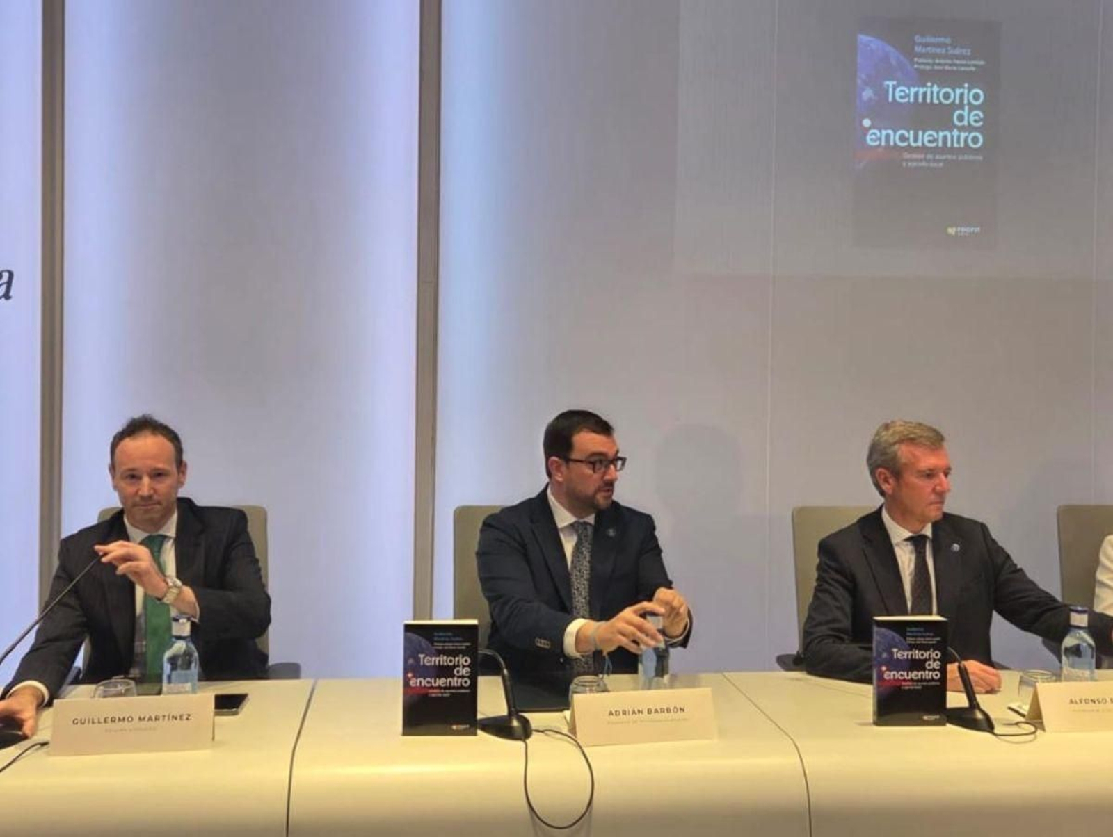 Acto celebrado en el Club La Nueva España con los presidentes de Asturias, Adrián Barbón, y de Galicia, Alfonso Rueda, que participaron en la presentación del libro ‘Territorio de encuentro’ del exconsejero asturiano Guillermo Martínez, y actual director general de Acento Public Affairs en Madrid.