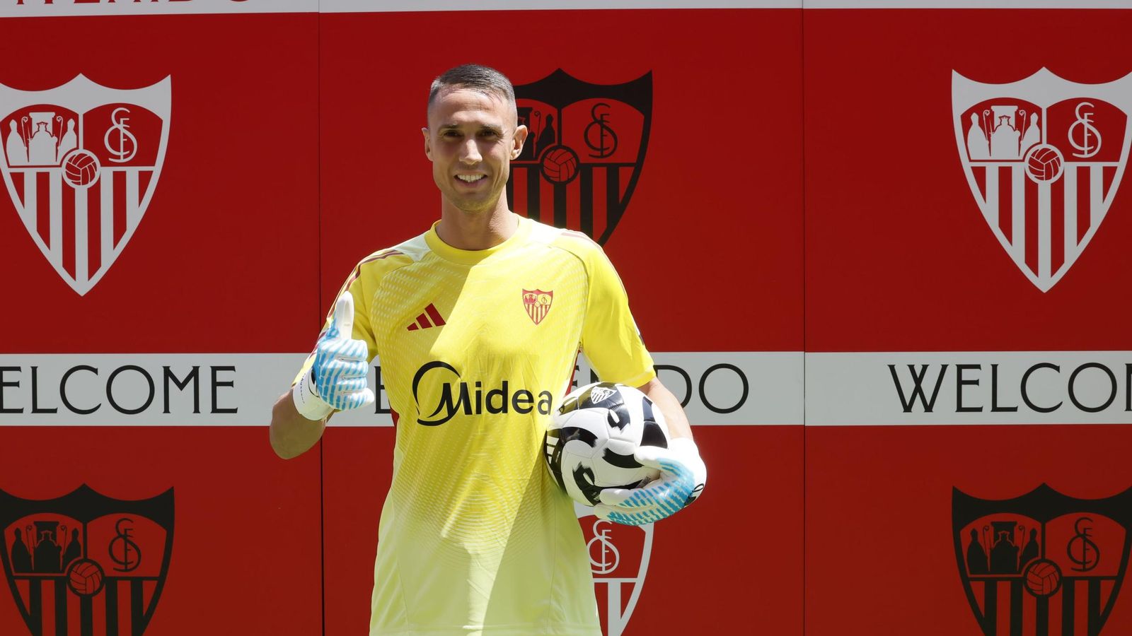 Vlachodimos saluda durante su presentación como portero del Sevilla.
