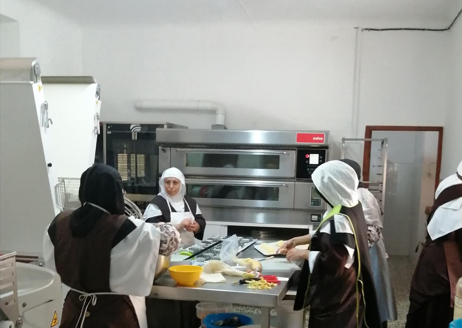 Carmelitas Descalzas de Aguilar de la Frontera elaborando dulces.
