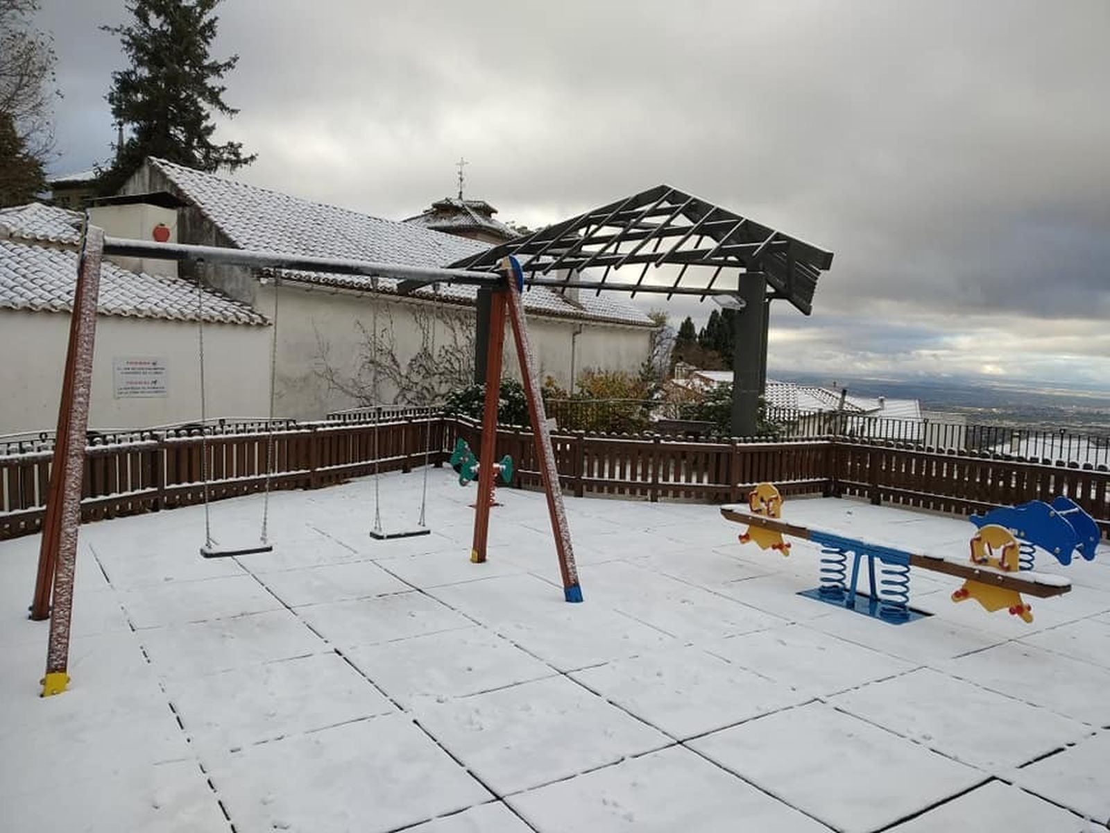 Fotos: La nieve llega a Granada capital y a pueblos del Cinturón