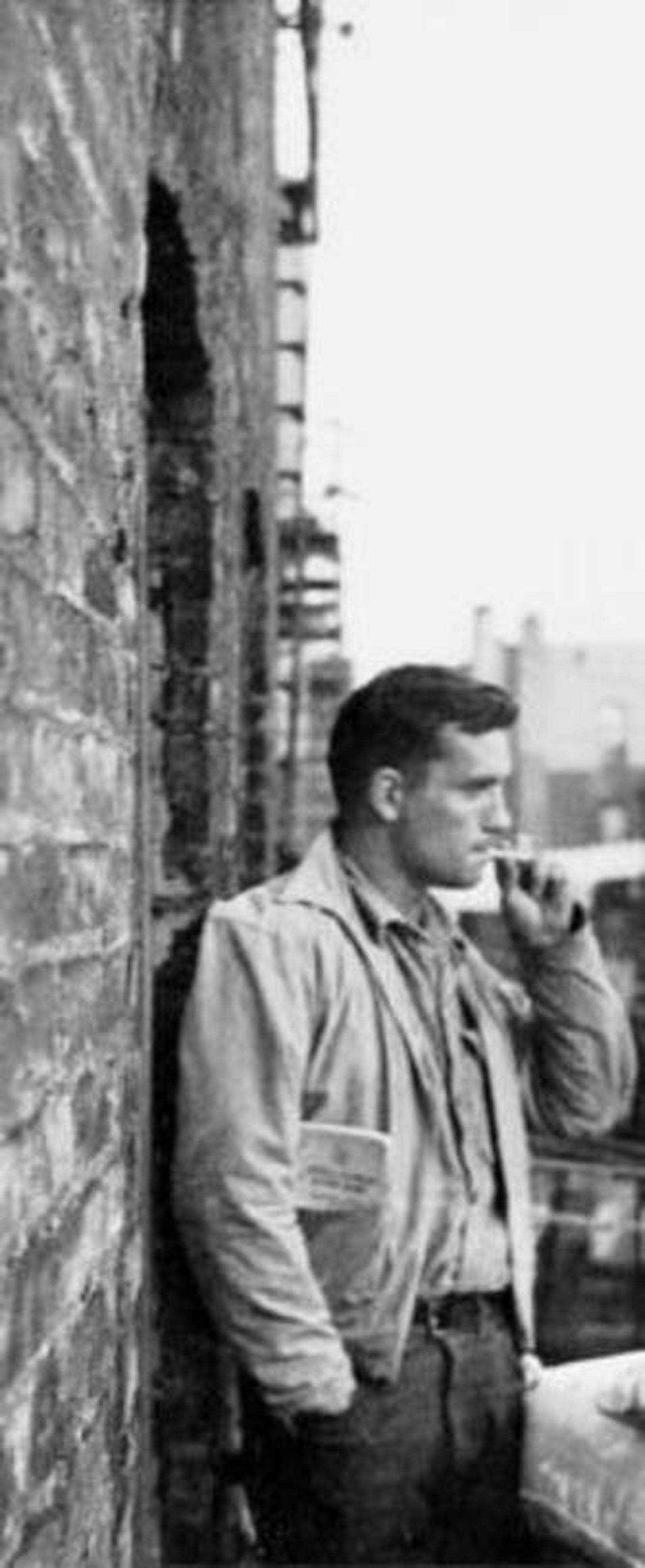 Jack Kerouac, fumando, en una terraza de Nueva York.