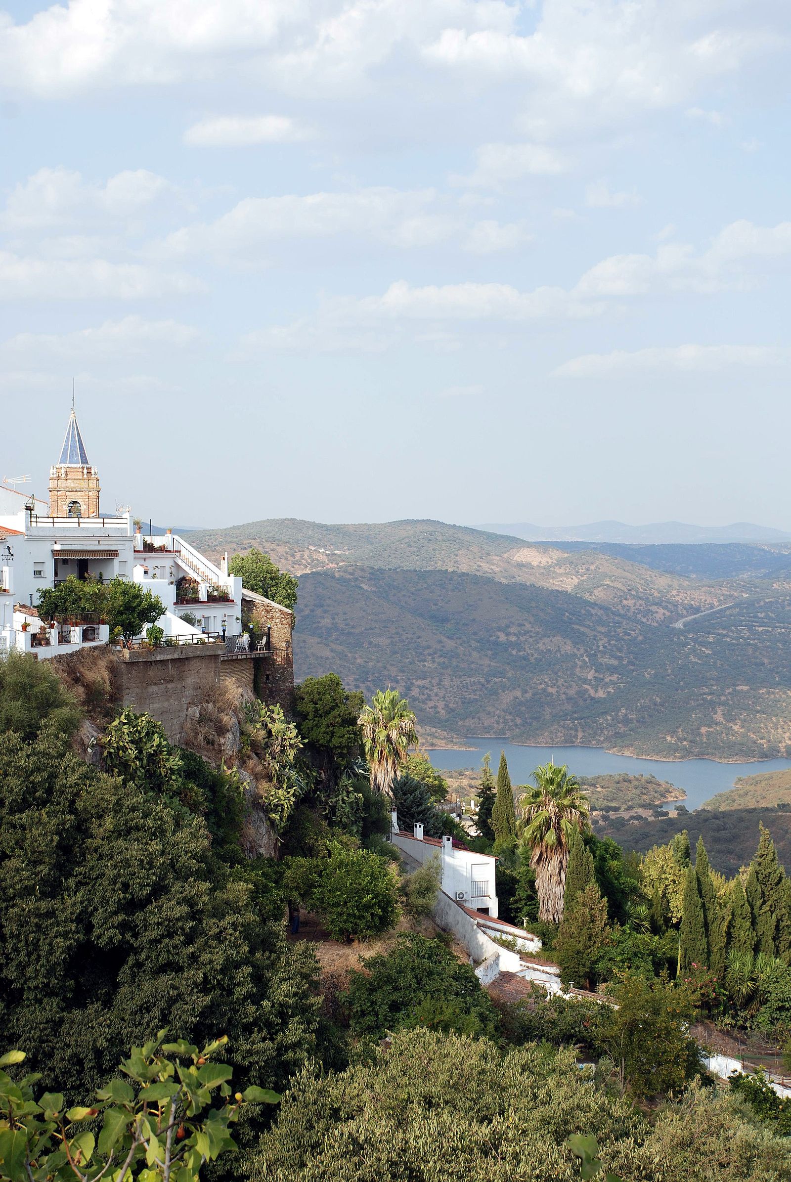 Vista de la bella localidad serrana de Zufre.