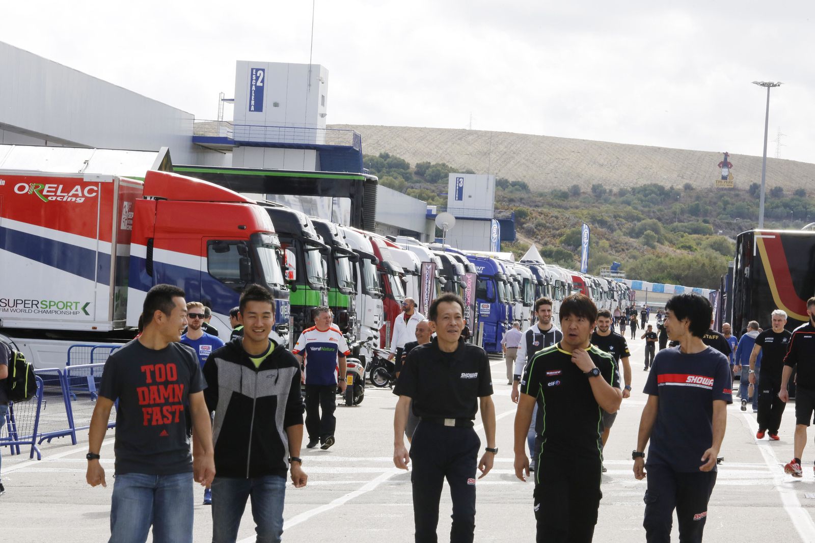 Aspecto que presentaba ayer el ‘paddock’ del Circuito a primera hora de la tarde, con los trailers alineados delante de los boxes.