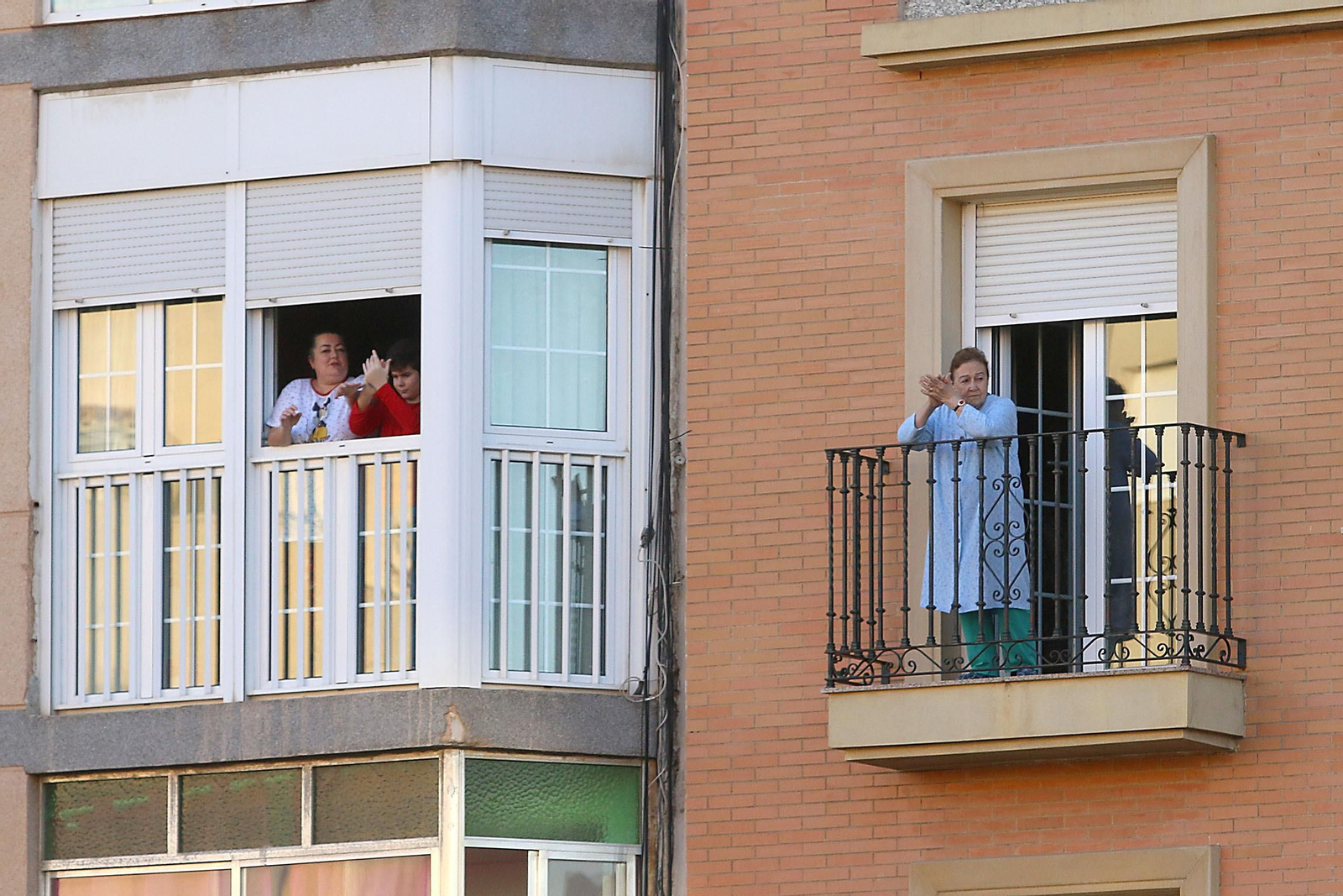 Fotogalería del aplauso de las ocho de la tarde de este lunes 20 de abril