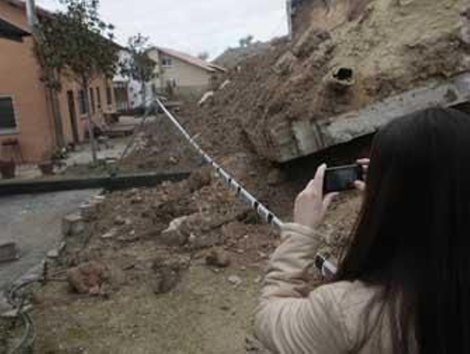 Desalojados veinte vecinos de una urbanización de Nívar por el derrumbe de un muro de contención