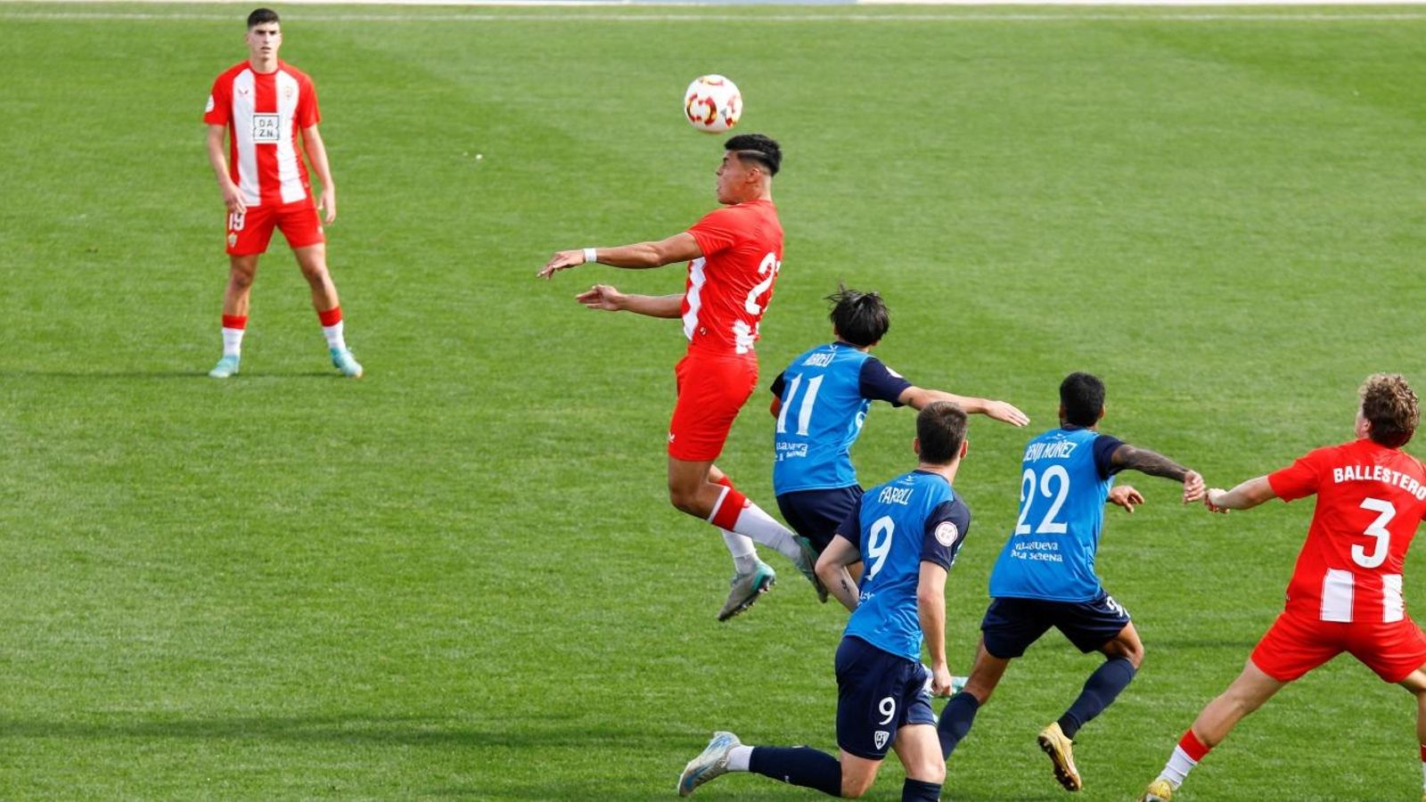 El central se impone en el juego aéreo en una de sus acciones defensivas del encuentro.