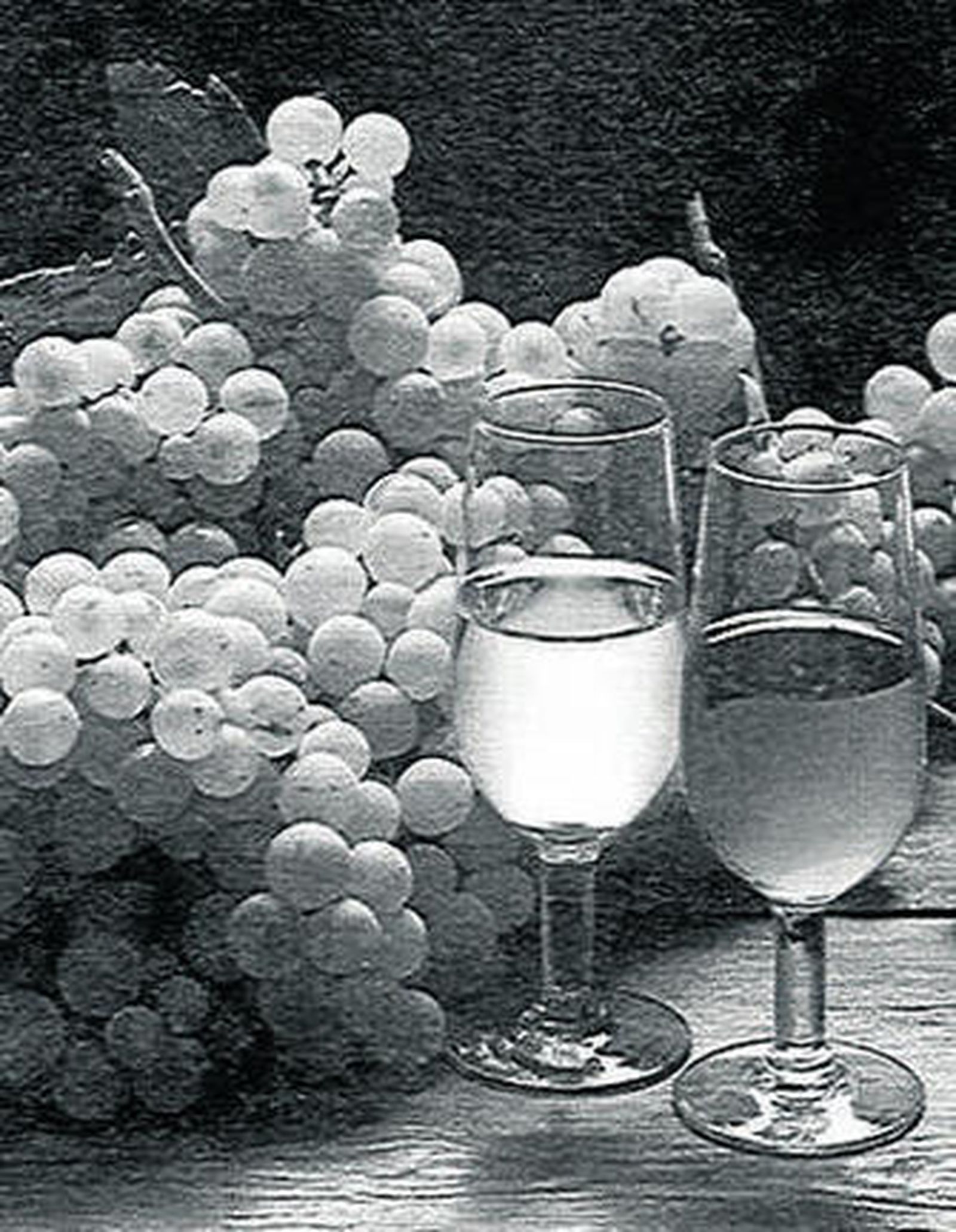 Copas de vino junto a uvas.