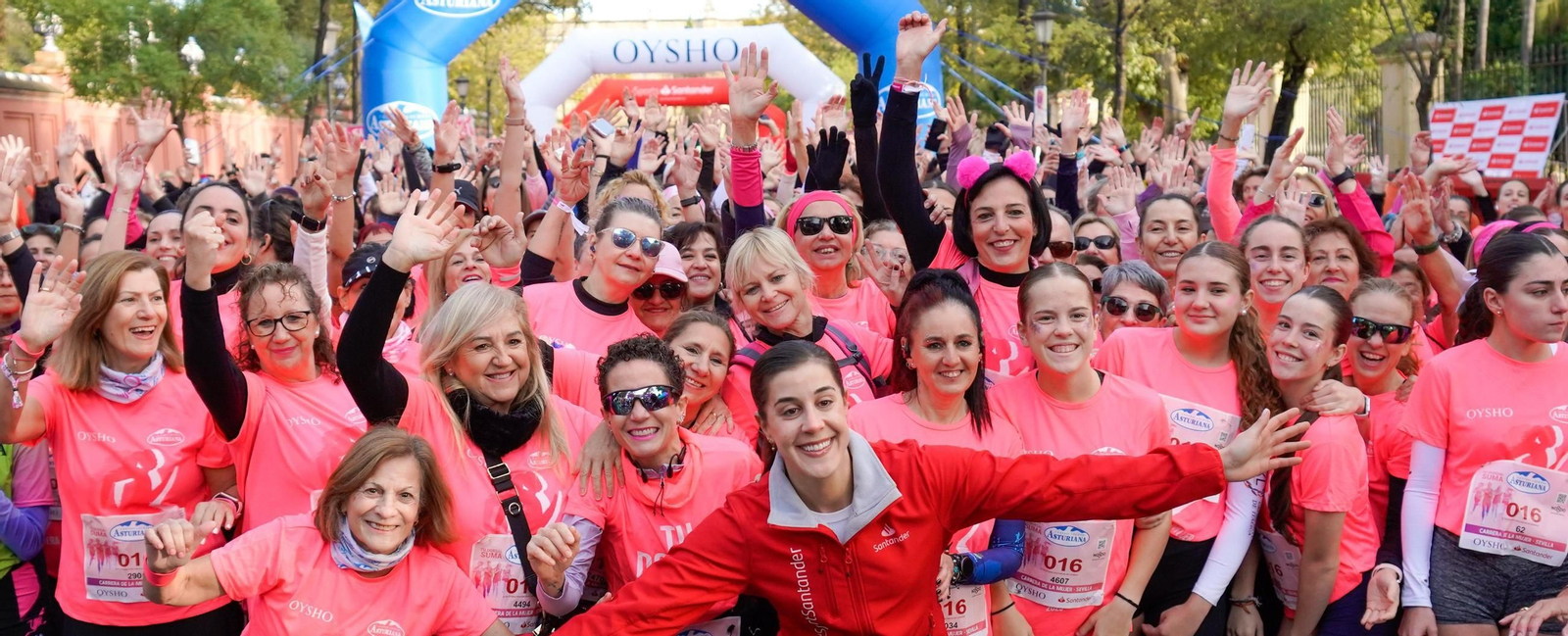 Carolina Marín posa en la salida sonriente con toda la 'Marea Rosa' de mujeres detrás.