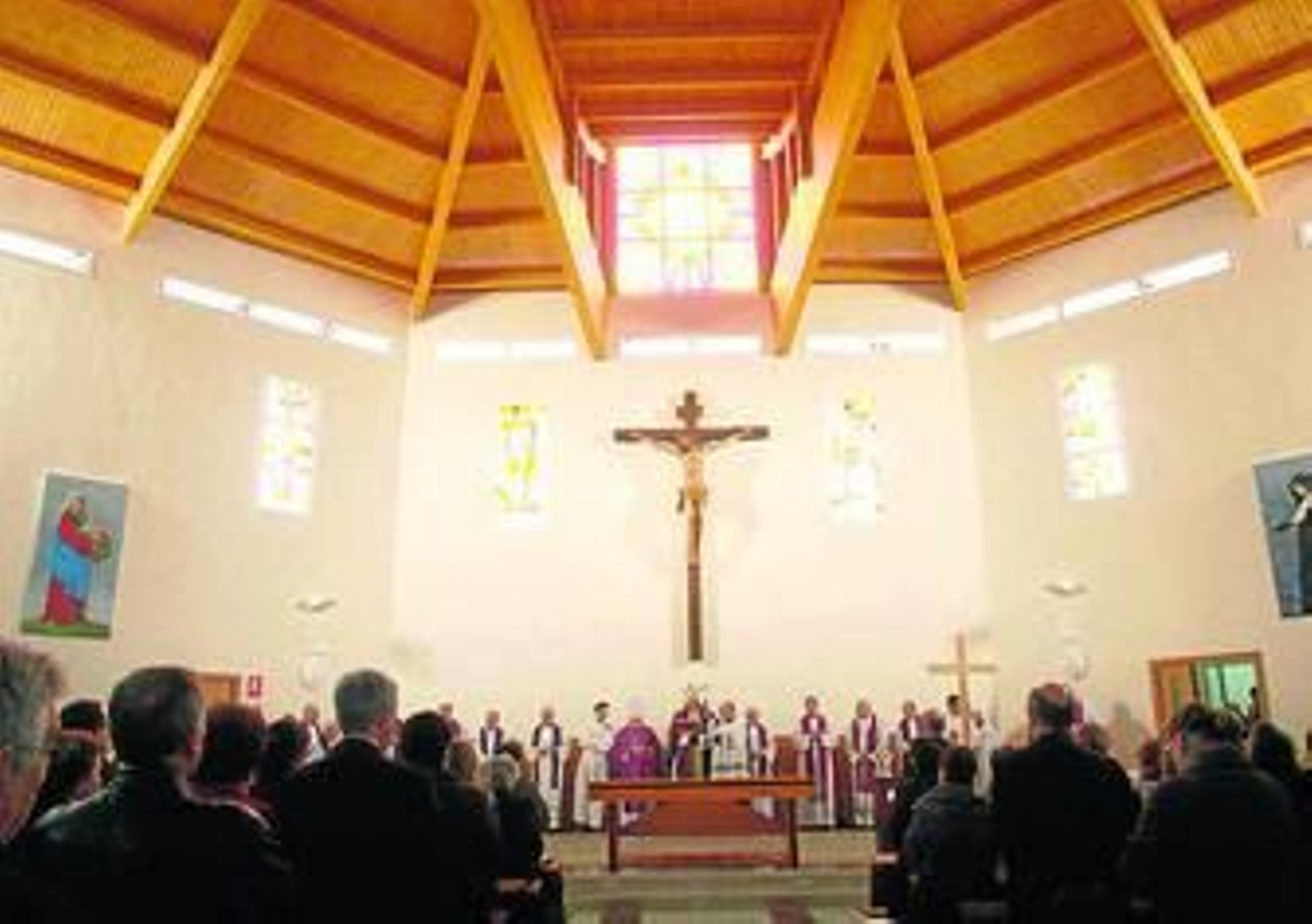 Numerosos fieles asisten a la inauguración de la parroquia.