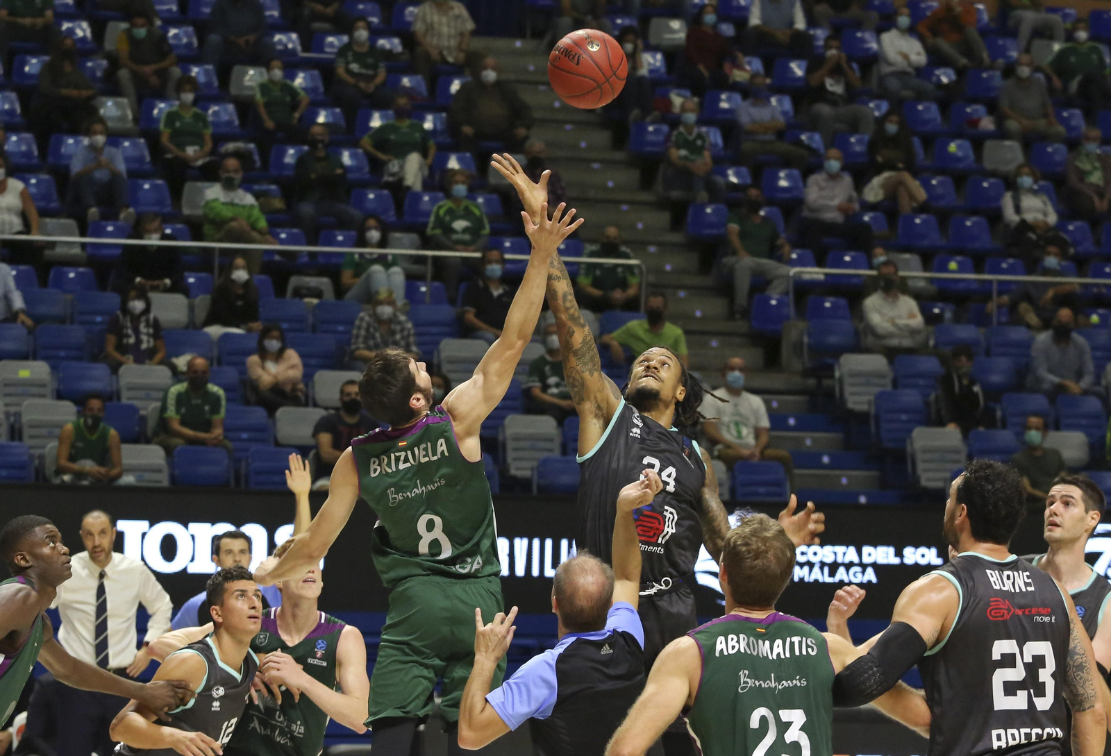 Salto entre dos en el Unicaja-Germani Brescia de la primera vuelta.