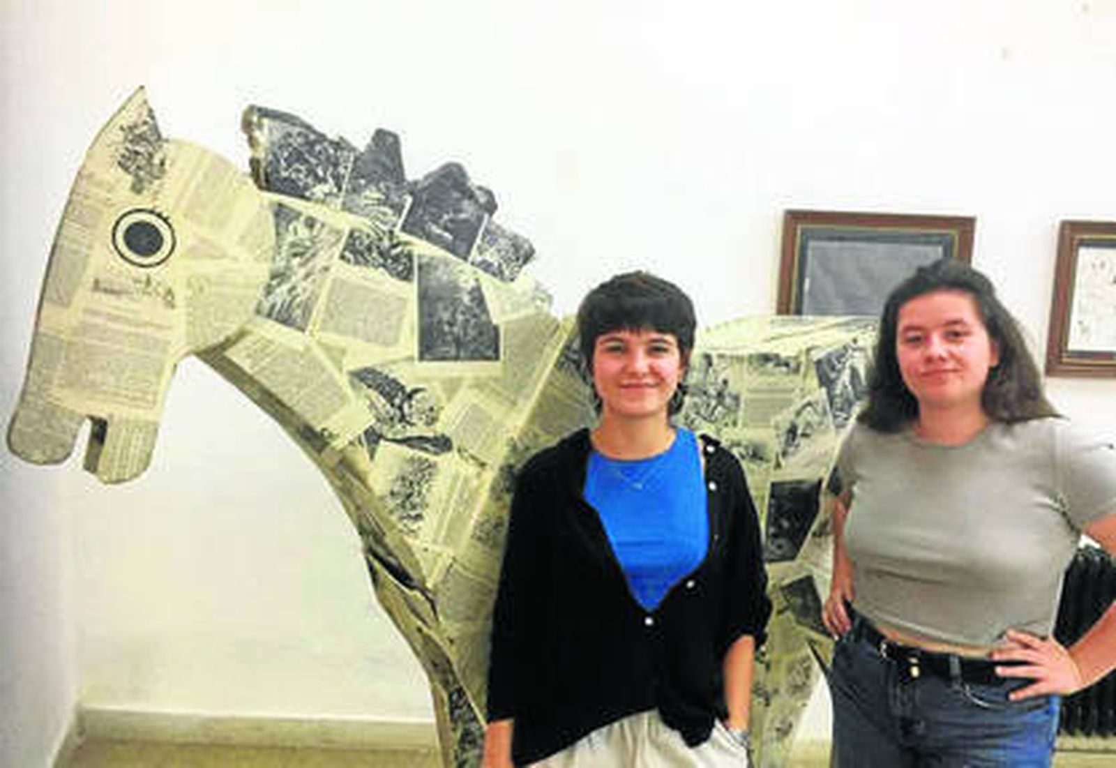 Dos antiguas alumnas junto al caballo Clavileño.