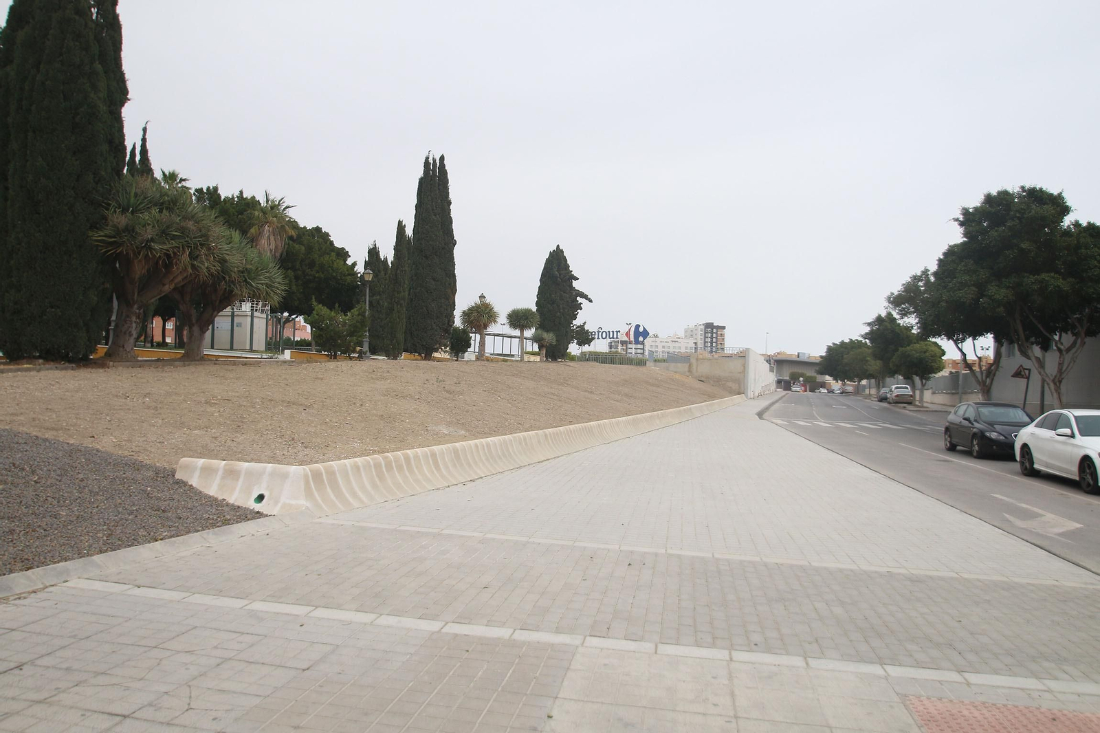 Así ha quedado la zona tras el derribo del muro junto a Carrefour