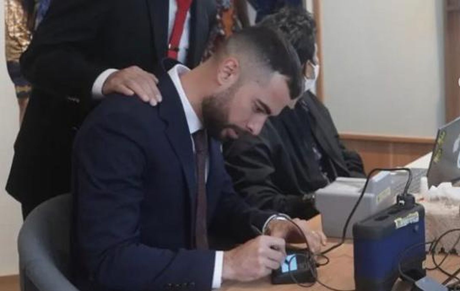 El ex bético Jordi Amat firmando su ciudadanía indonesia