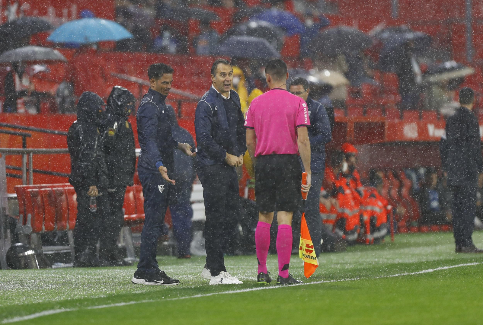 Lopetegui dialoga con el colegiado bajo el aguacero caído sobre el Ramón Sánchez-Pizjuán.
