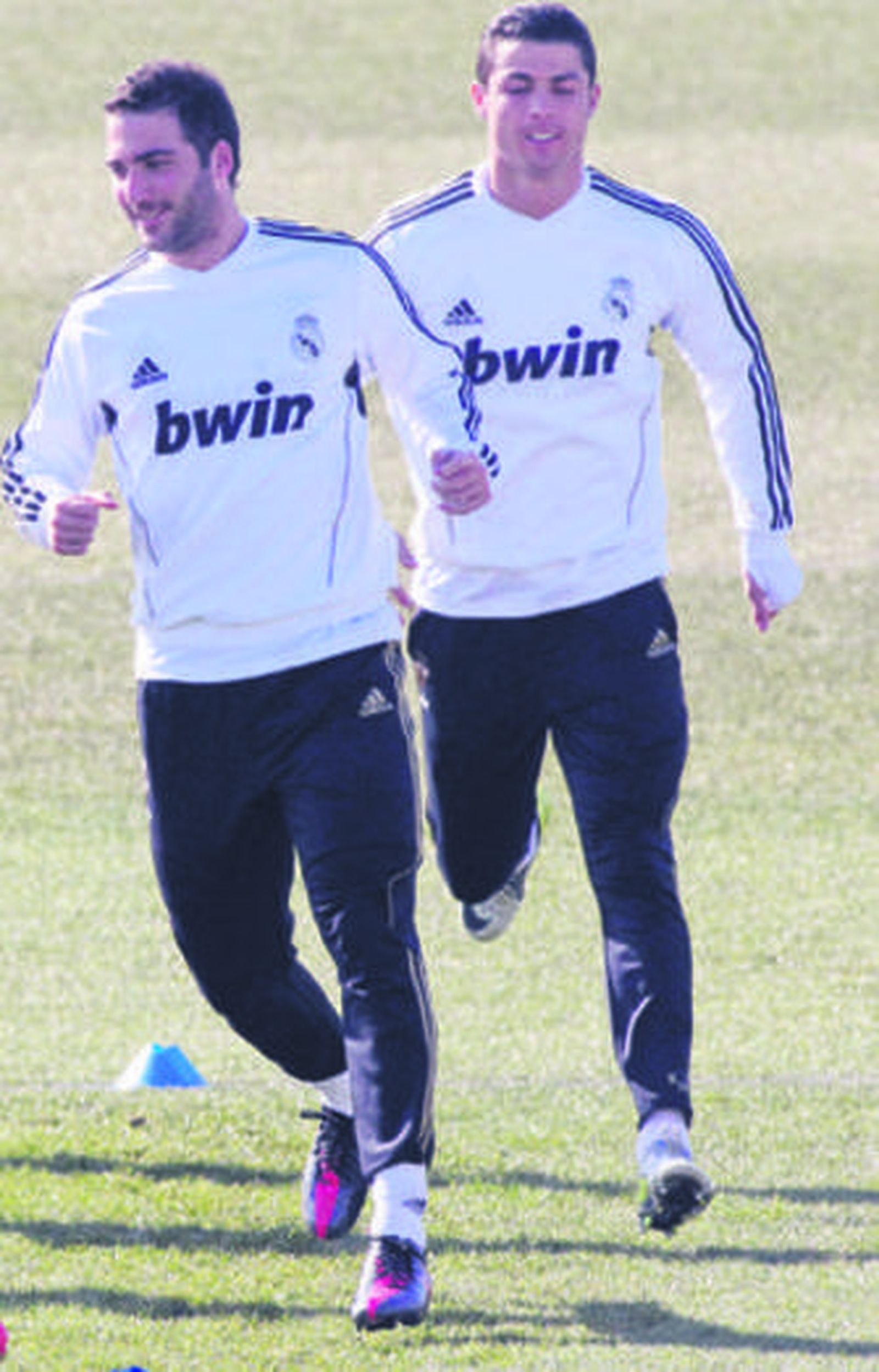 Higuaín y Cristiano Ronaldo, en el entrenamiento del Madrid.