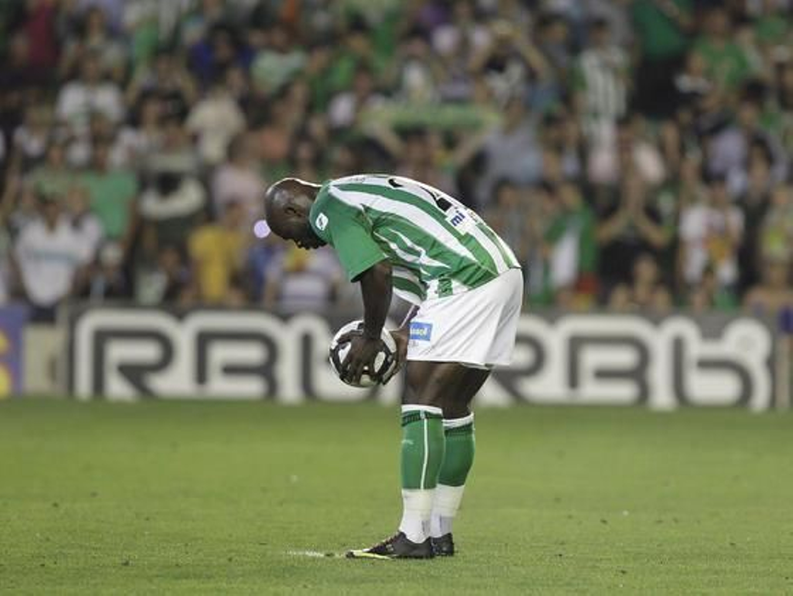 El Betis vuelve a meterse de lleno en la pelea por el ascenso tras ganar a la Real Sociedad. / Antonio Pizarro