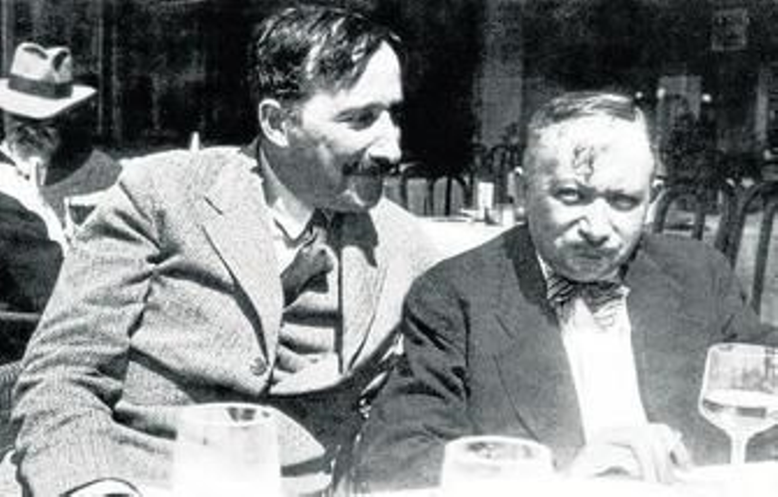 Stefan Zweig y Joseph Roth, en Ostende (Bélgica), en 1936.