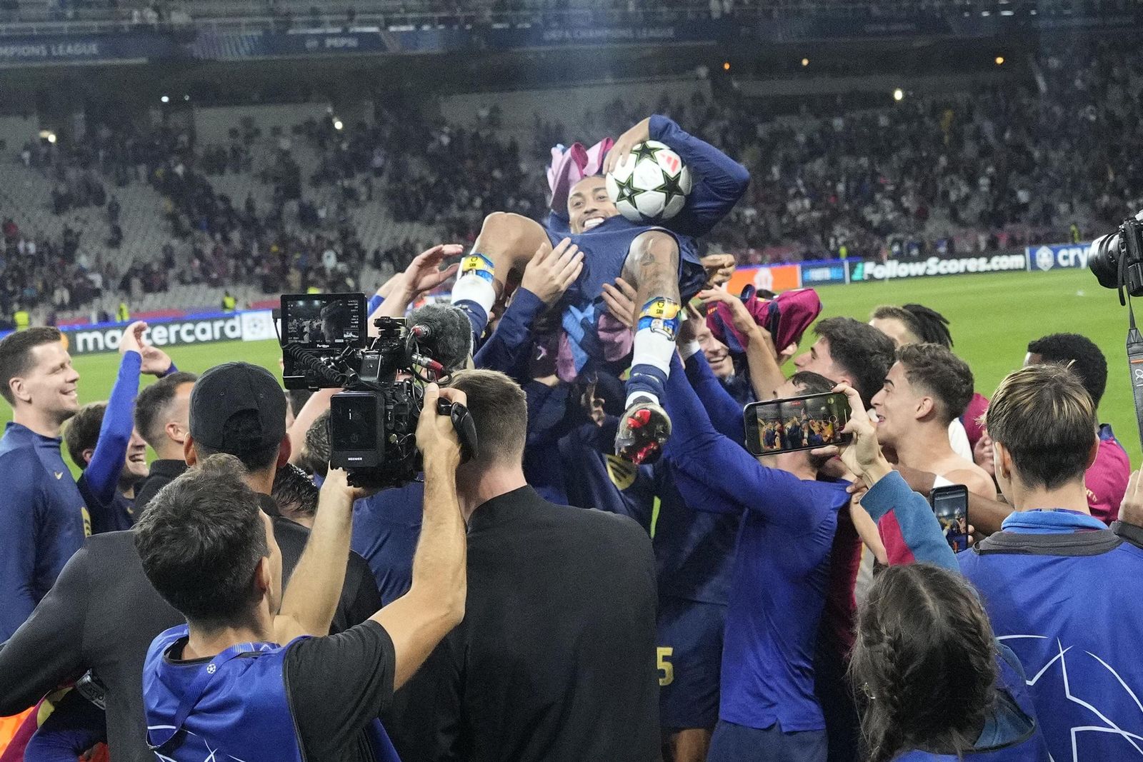 Raphinha es manteado por sus compañros tras sus tres goles al Bayern Múnich.