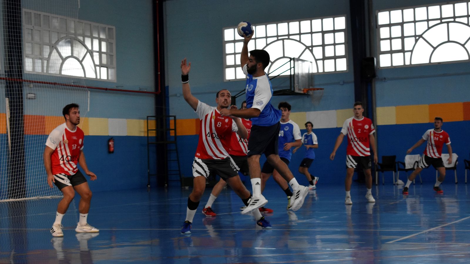 El quinteño Carlos Regordán intenta un lanzamiento a puerta.