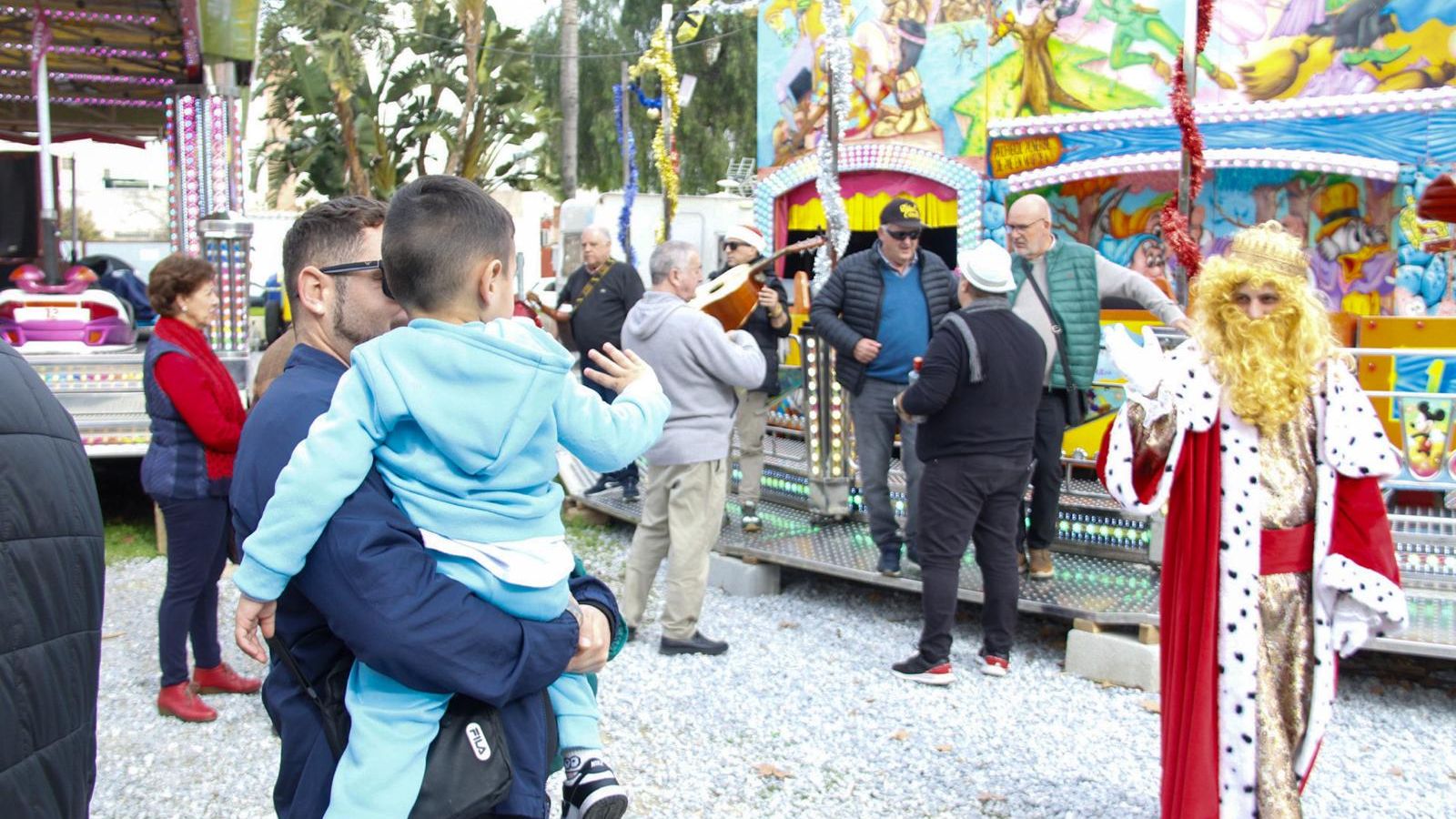 Un niño saluda al Rey Gaspar