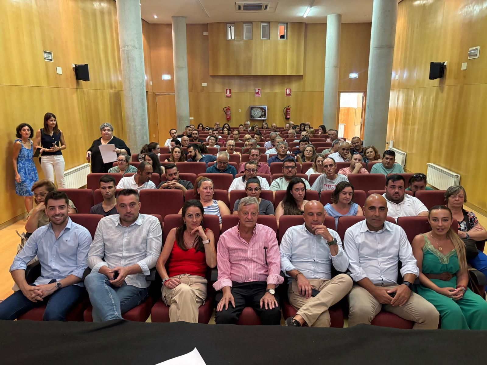 Entrega de las resoluciones a los agricultores.
