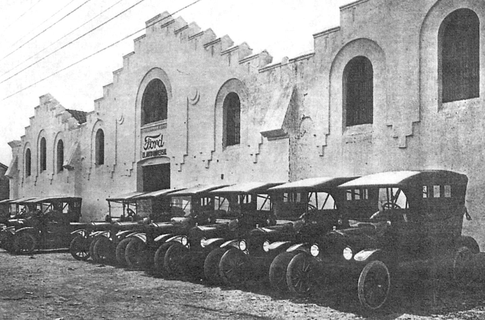 Exterior de la fábrica de la Ford en la Segunda Aguada de Cádiz Exterior de la fábrica de la Ford en la Segunda Aguada de Cádiz