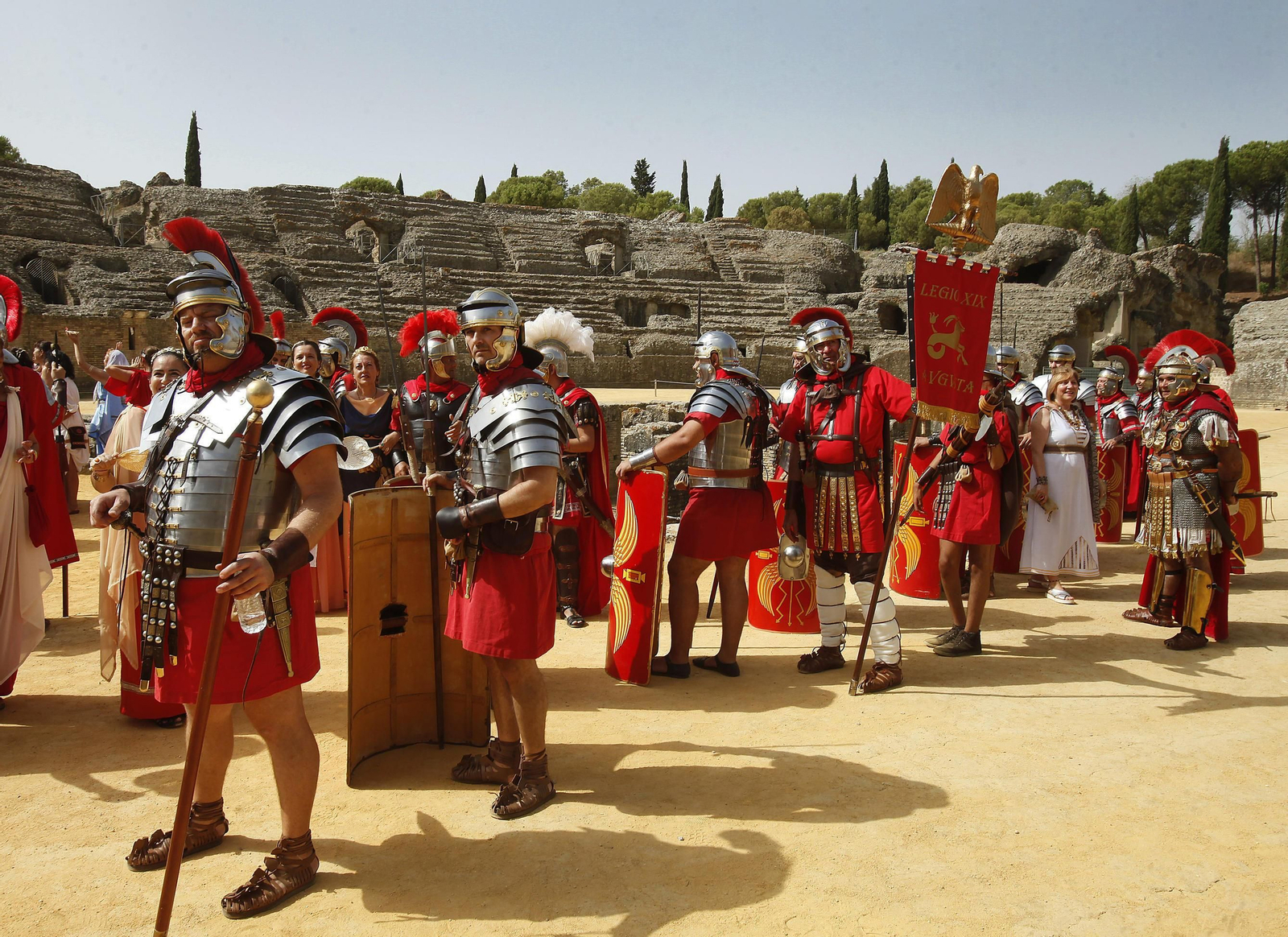 Vestidos de romanos para reivindicar que Itálica sea Patrimonio de la Humanidad