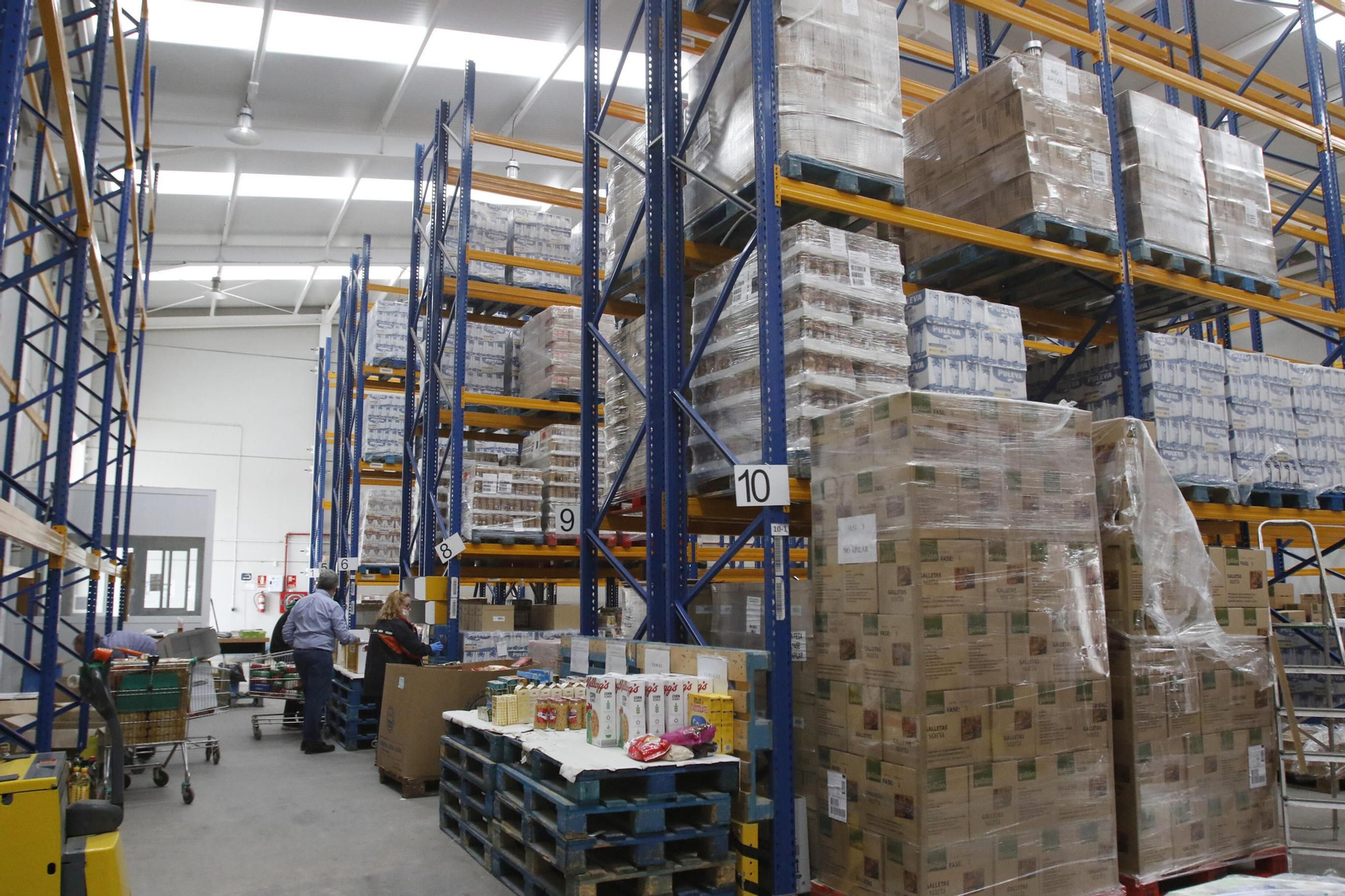 Voluntarios realizan labores en la sede del Banco de Alimentos de Córdoba. Voluntarios realizan labores en la sede del Banco de Alimentos de Córdoba.