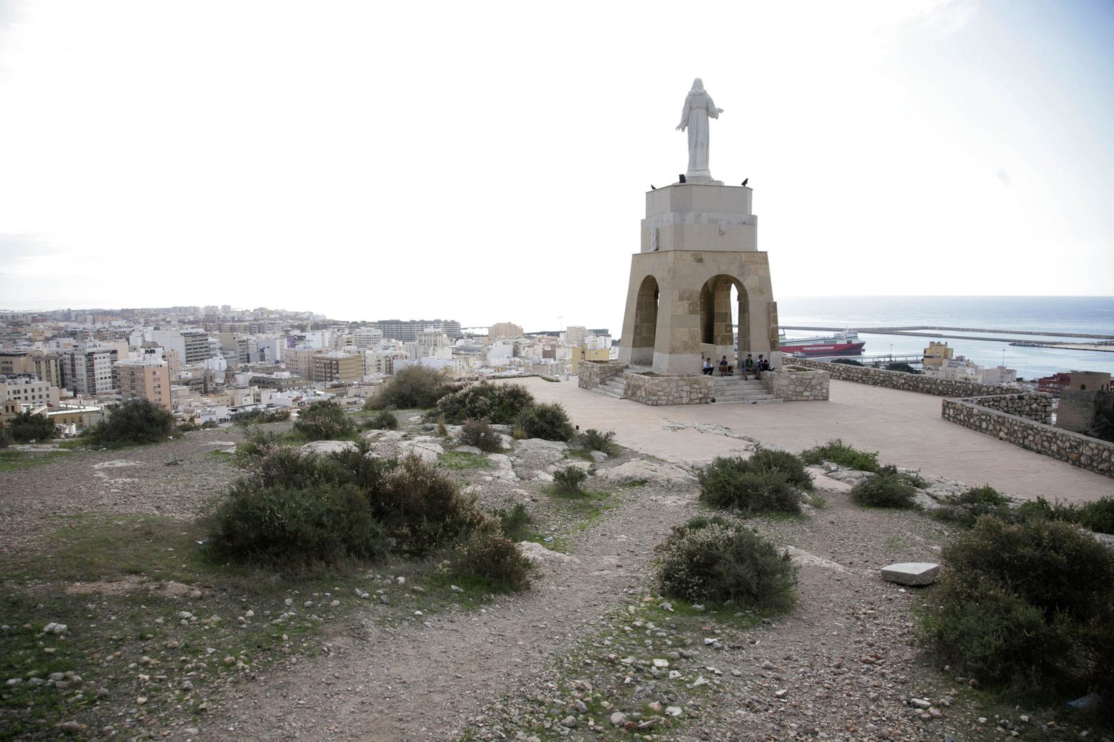 Vista panorámica desde el cerro de San Cristóbal con la imagen del Sagrado Corazón de Jesús.