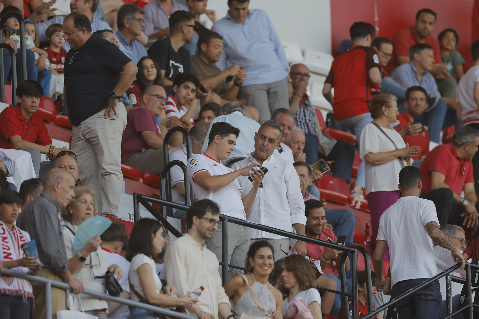 Búscate en las fotos del Sevilla-Girona